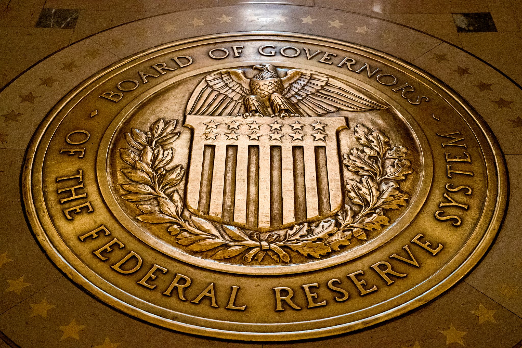 US-Notenbank Fed hält Leitzins stabil, steuert auf Konfrontation mit Trump zu