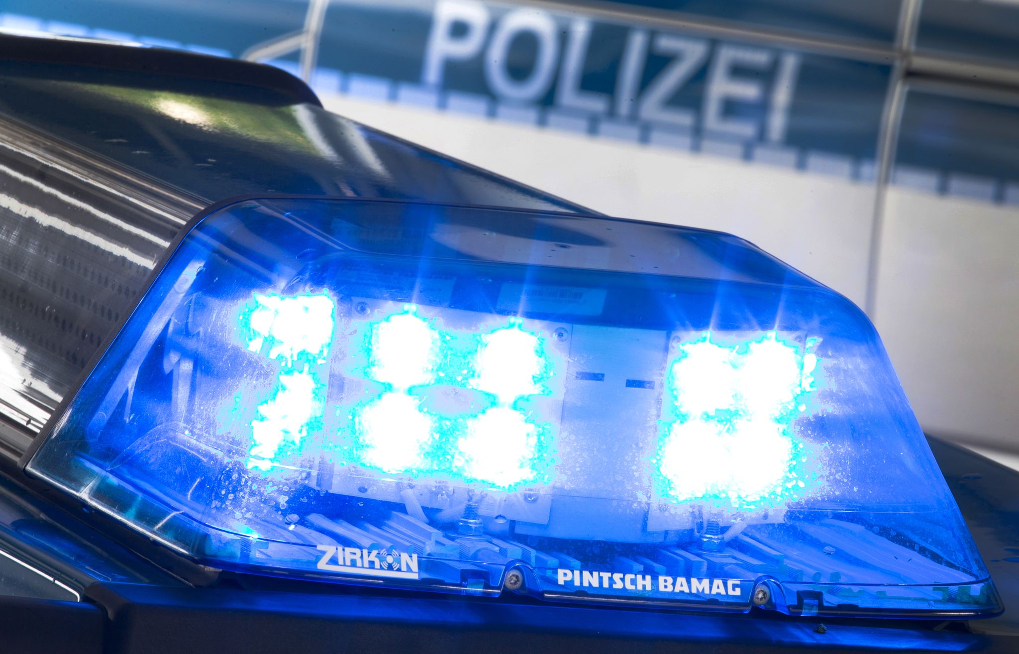 Mann fährt im Auto auf Ehefrau zu und erfasst sie tödlich