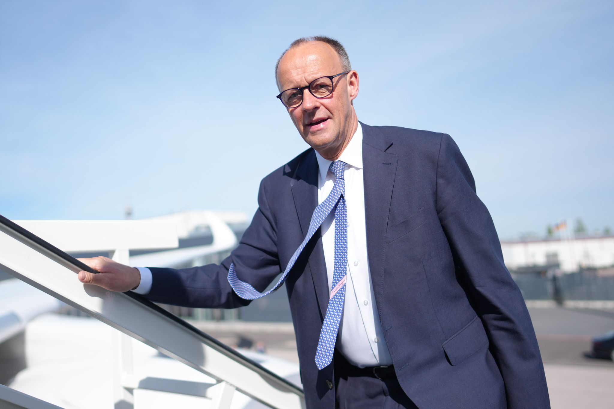 Merz zu erster Reise als Kanzler aufgebrochen