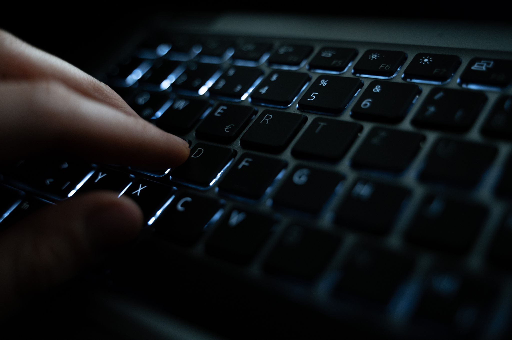 Drogenhandel im Netz – Ermittler nehmen Verdächtige fest