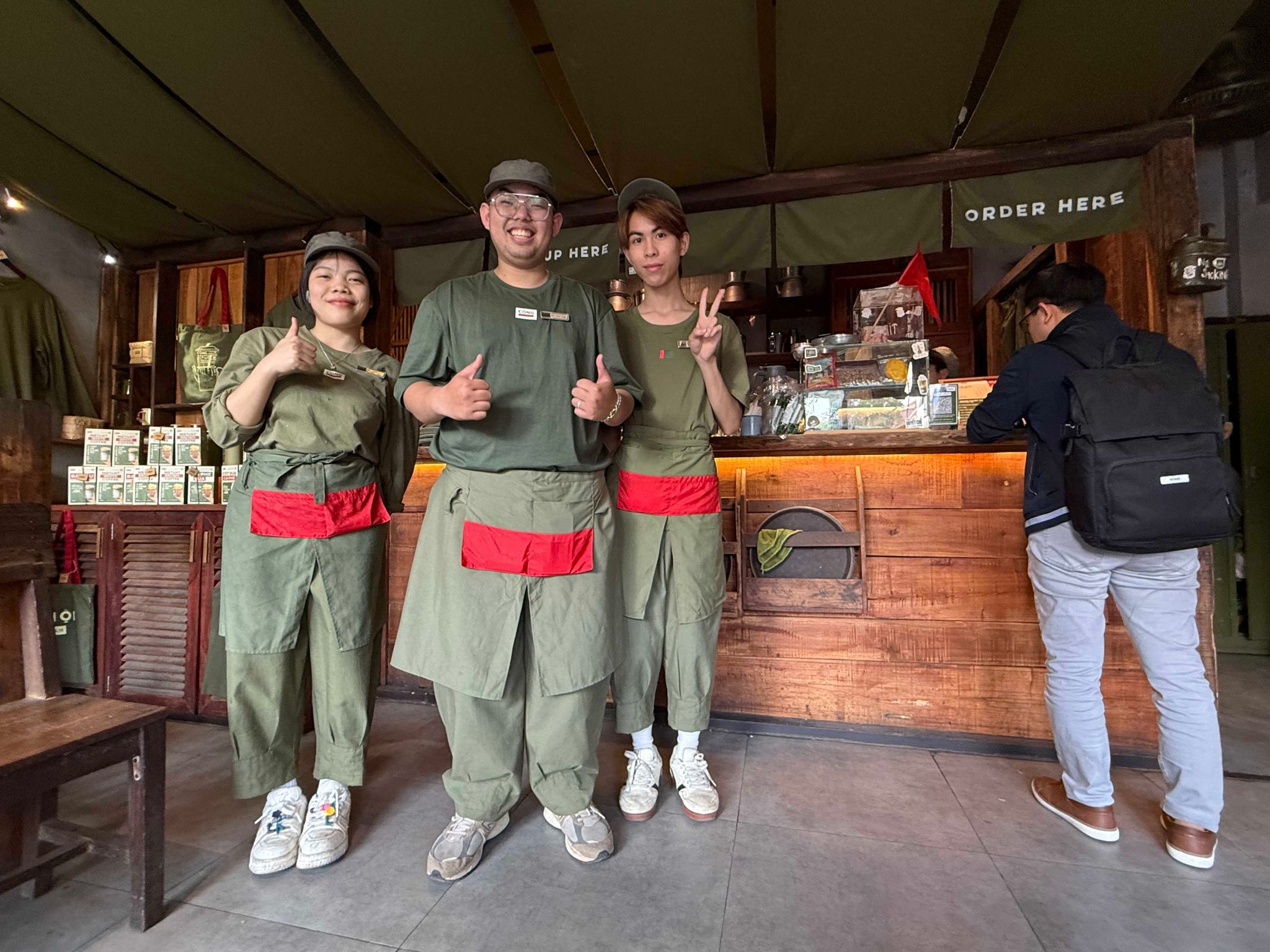 Kellner in Militärkluft: Vietnams kultigste Kaffeehauskette