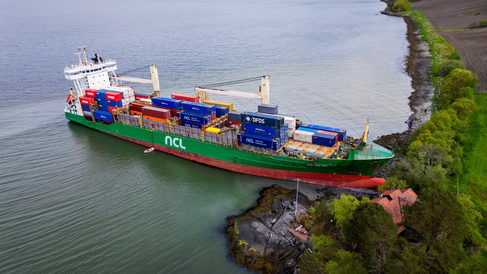 Mann am Steuer von Containerschiff vermutlich eingeschlafen