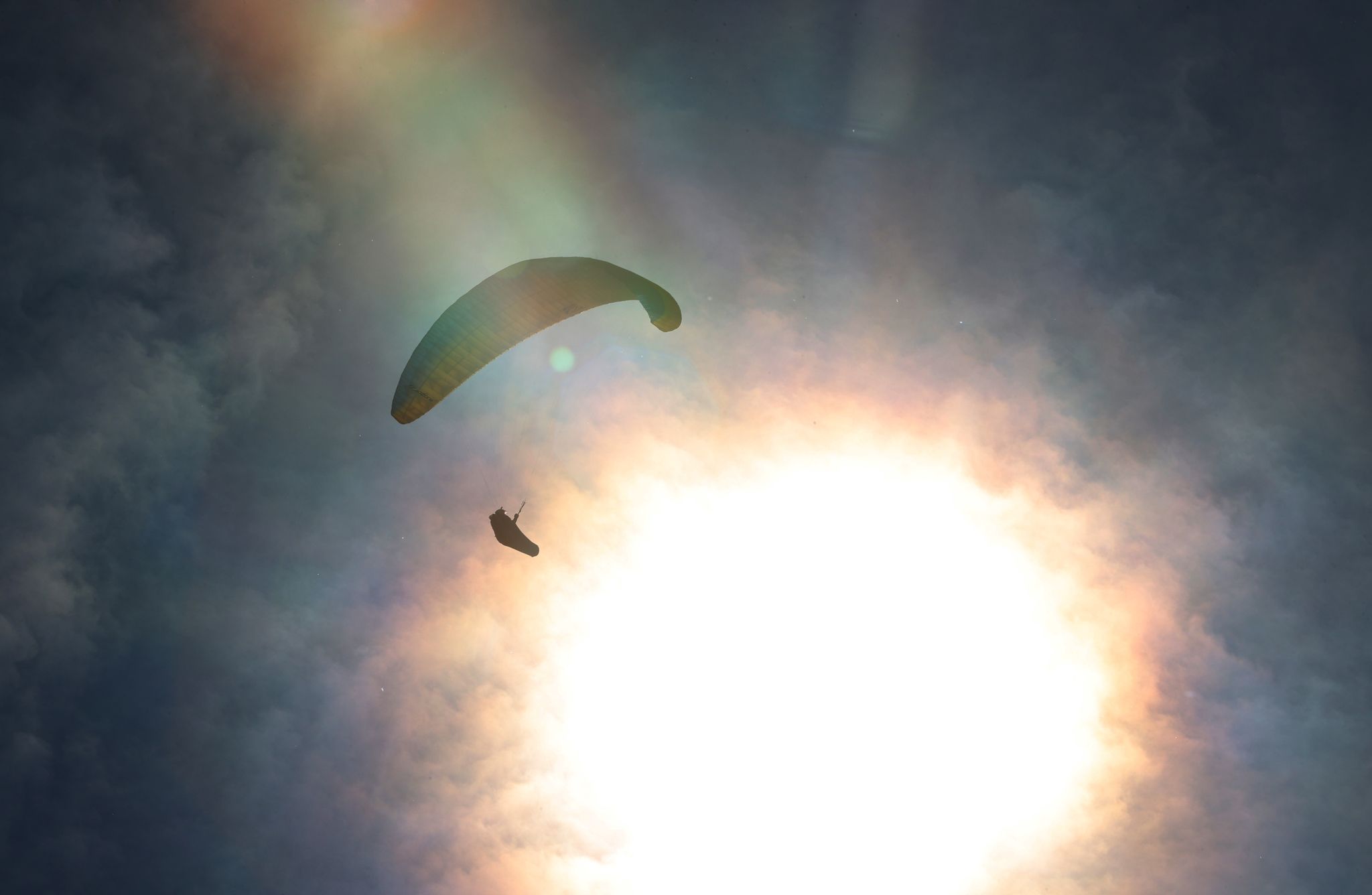 Gleitschirmflieger in China auf über 8.000 Meter gesogen