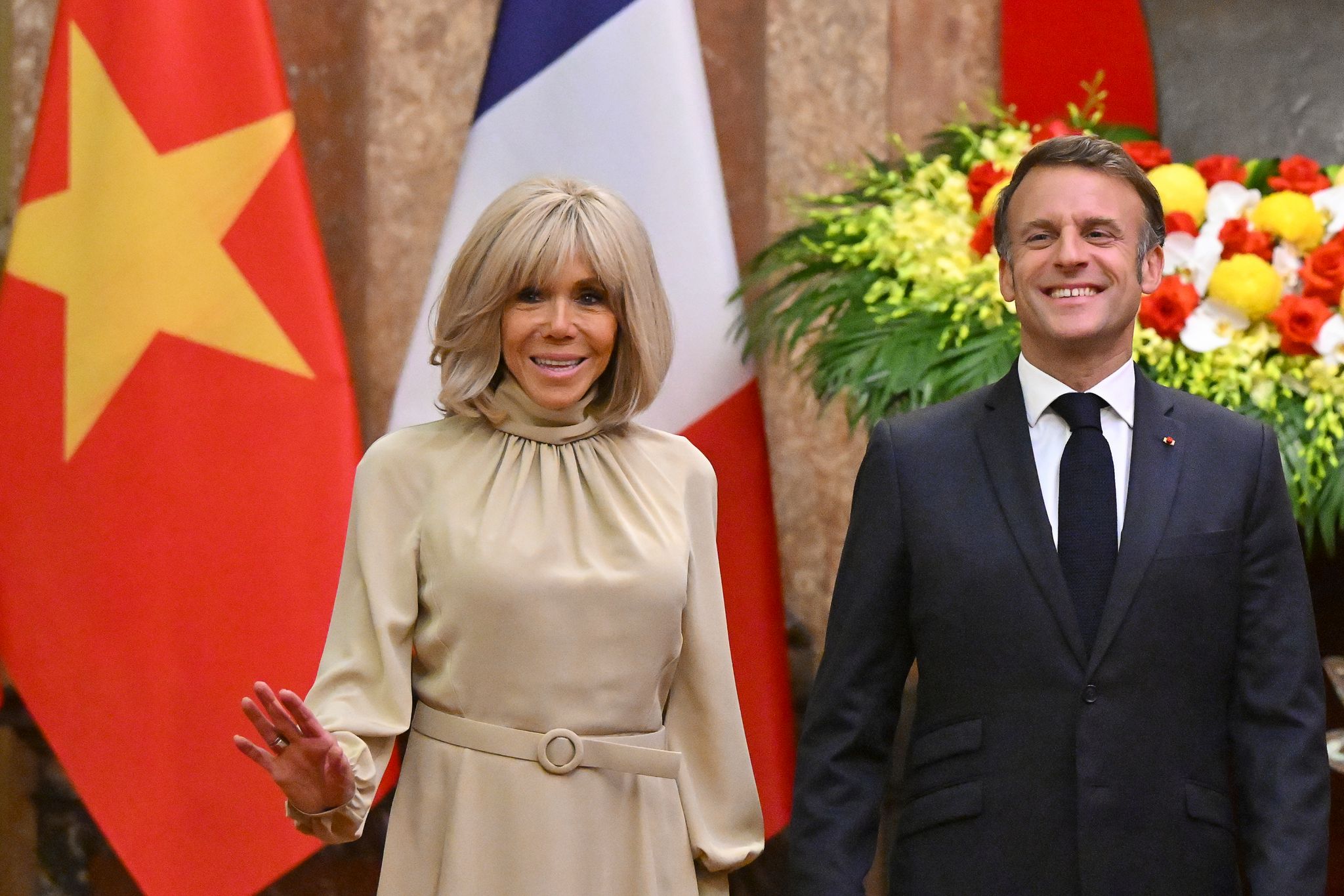 Brigitte Macron: Harmlose Handgeste sorgt für Aufregung