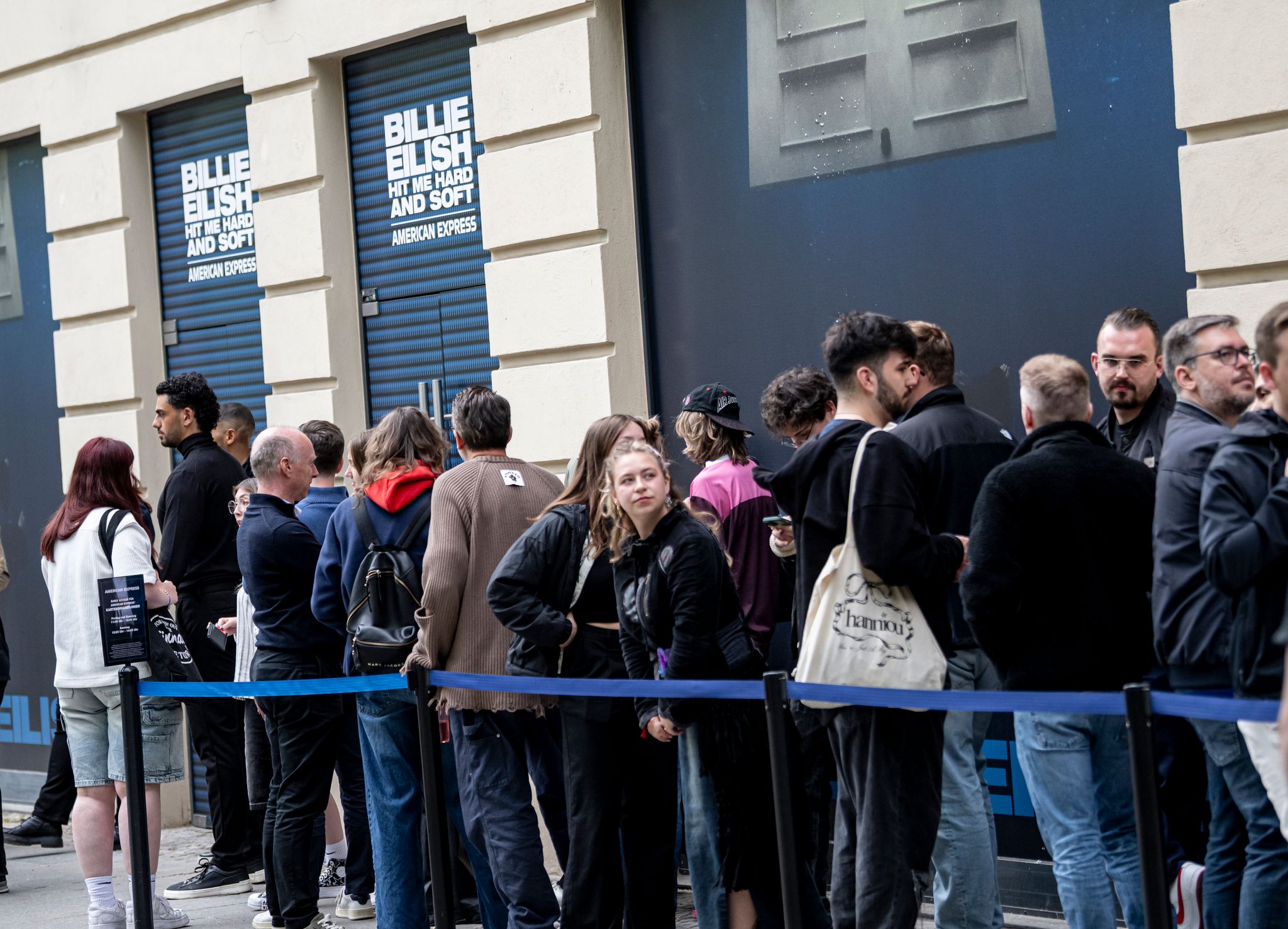 Billie Eilish umarmt Fans in Berlin: «Bester Fangirl-Moment»