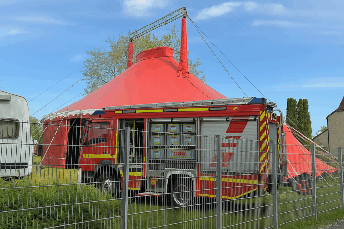 Feuerschlucker setzt Zirkuszelt in Brand