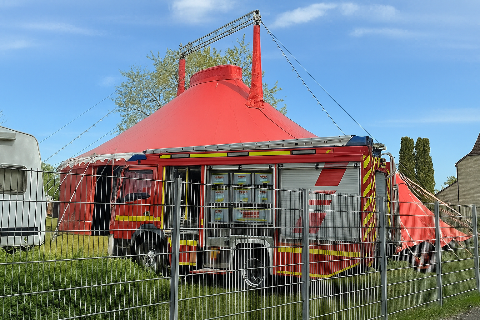 Feuerschlucker setzt Zirkuszelt in Brand – 17 Kinder bei Generalprobe in Aldenhoven verletzt