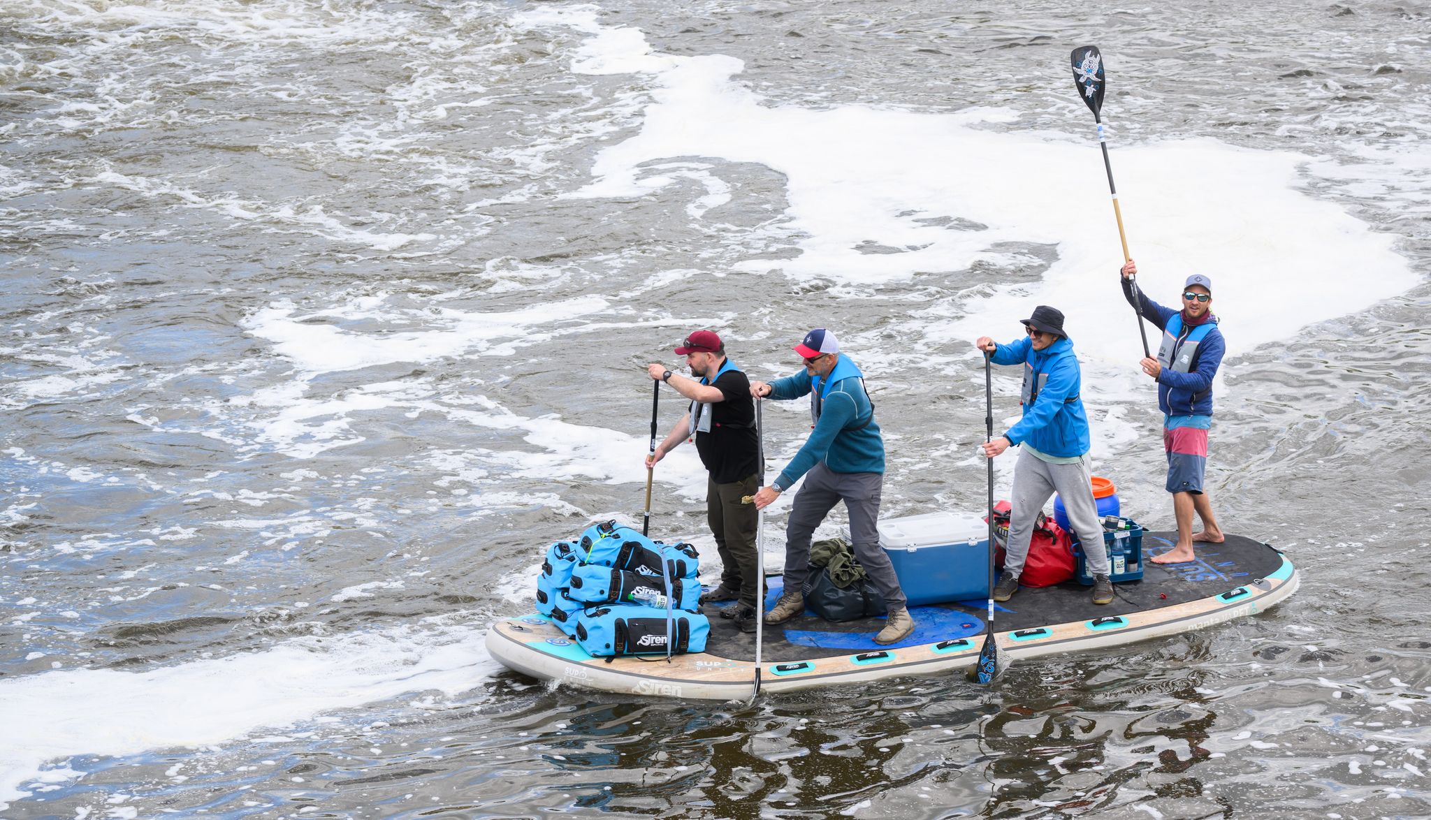 431 Kilometer auf einem Riesen-Board: Männer paddeln für den guten Zweck