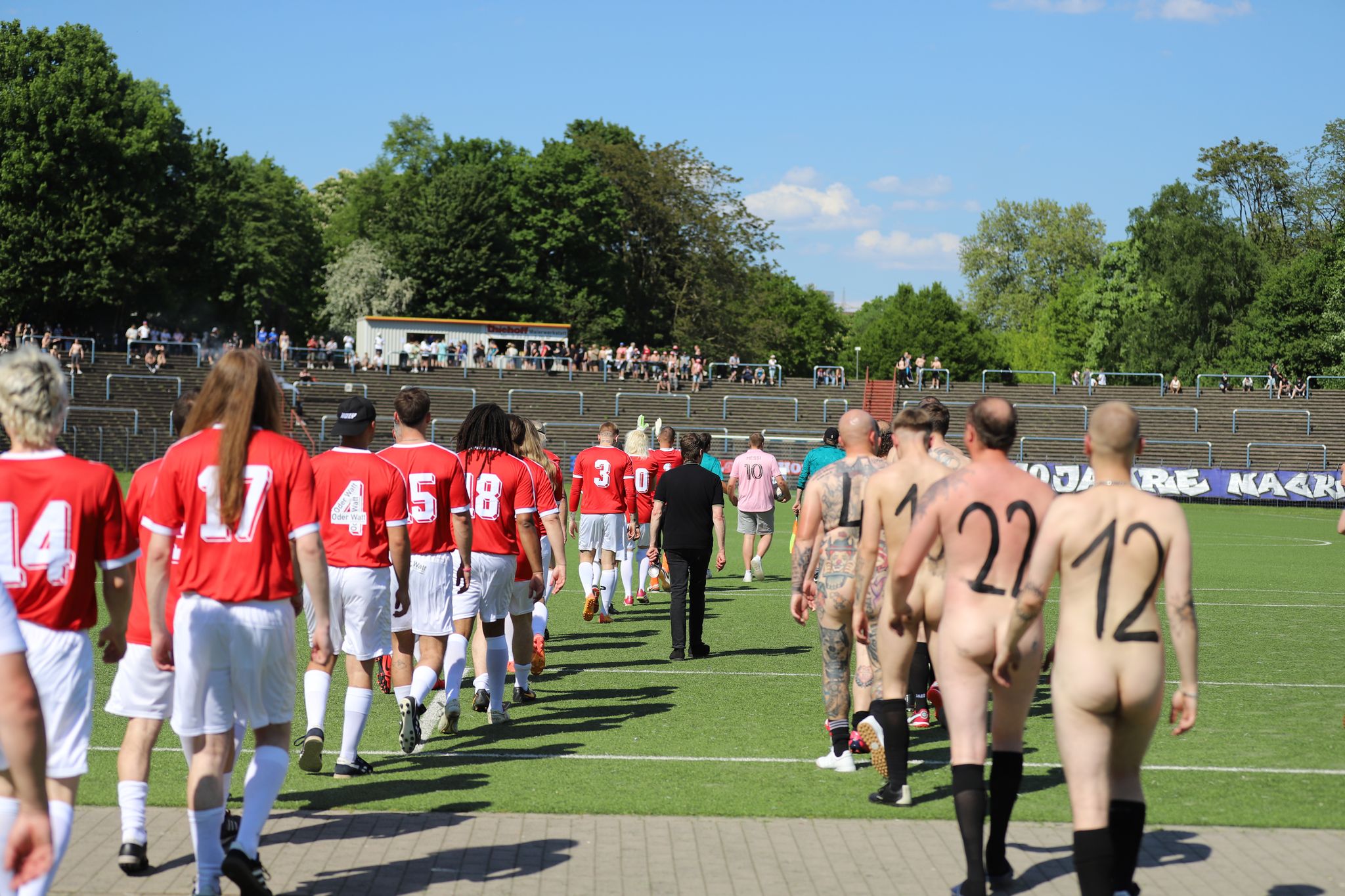 Nackte Fußballer kicken gegen den Kommerz