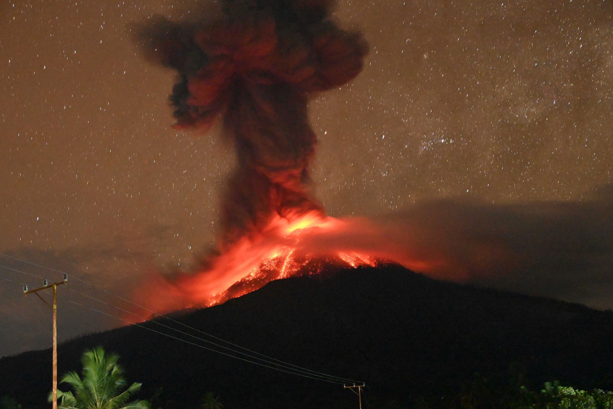 Indonesischer Vulkan spuckt Aschewolke aus