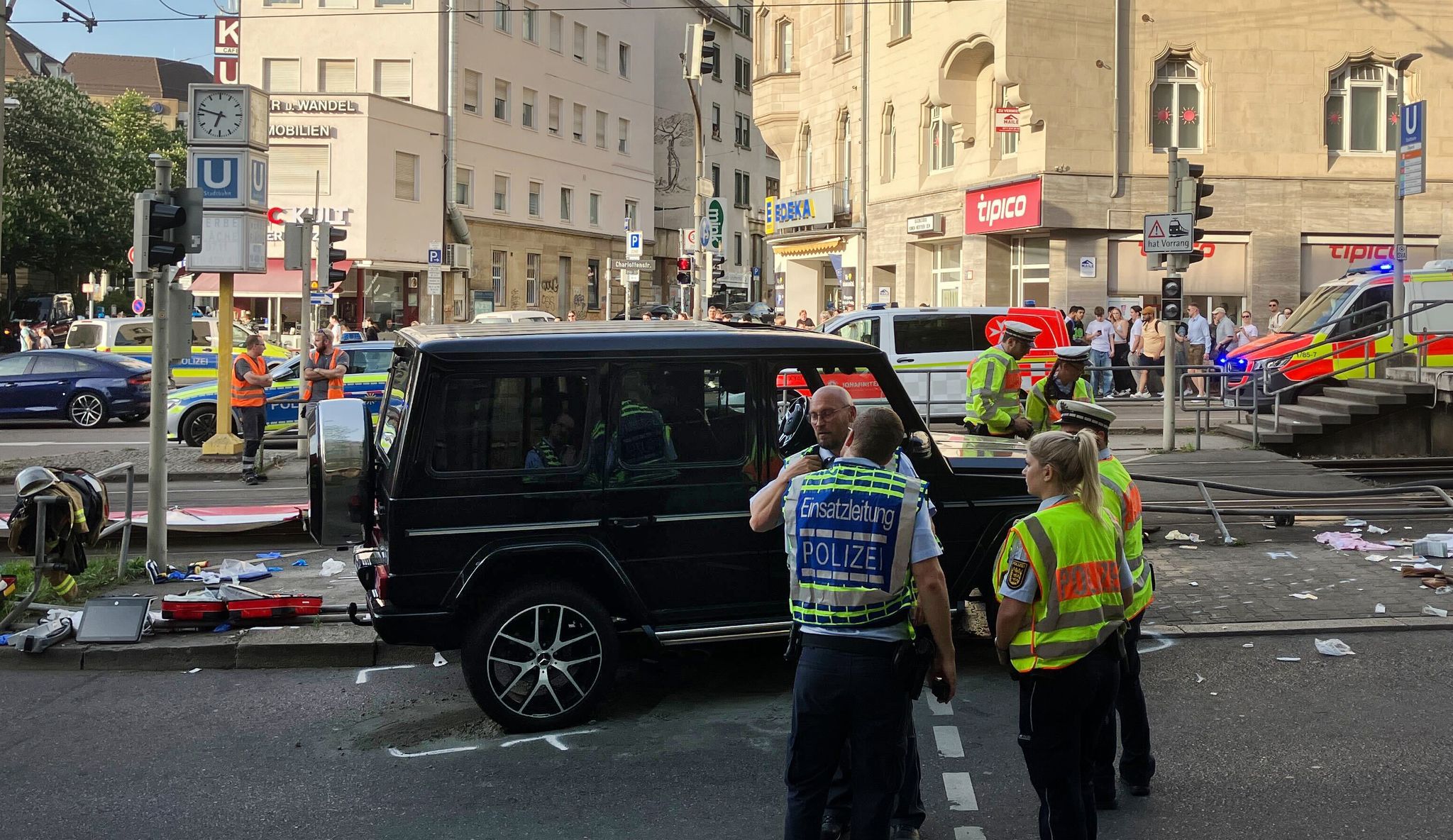 Tragischer Unfall in Stuttgart: Auto fährt in Menschenmenge