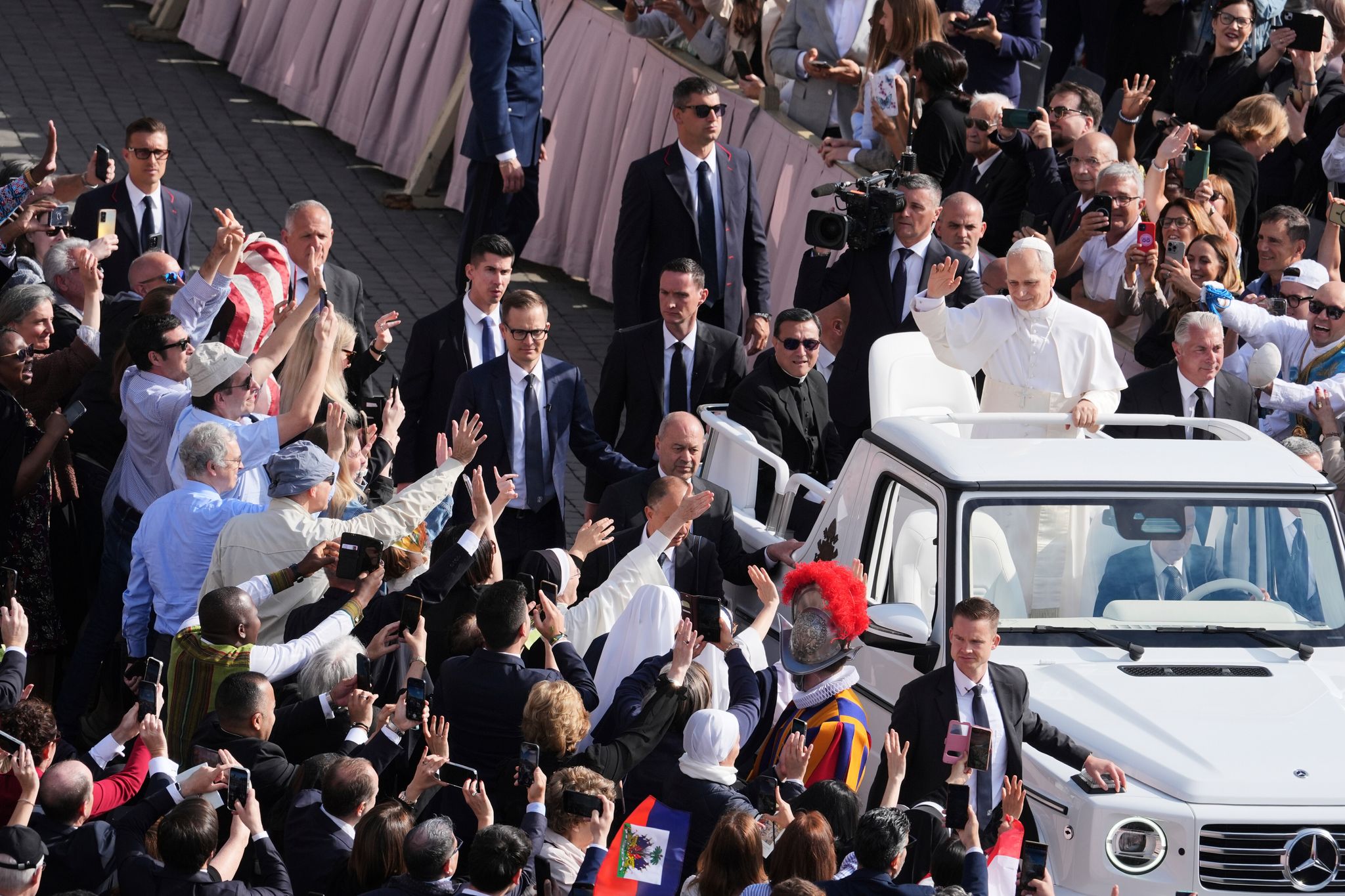 Papst mahnt zu Einigkeit und rügt Kapitalismus und Krieg
