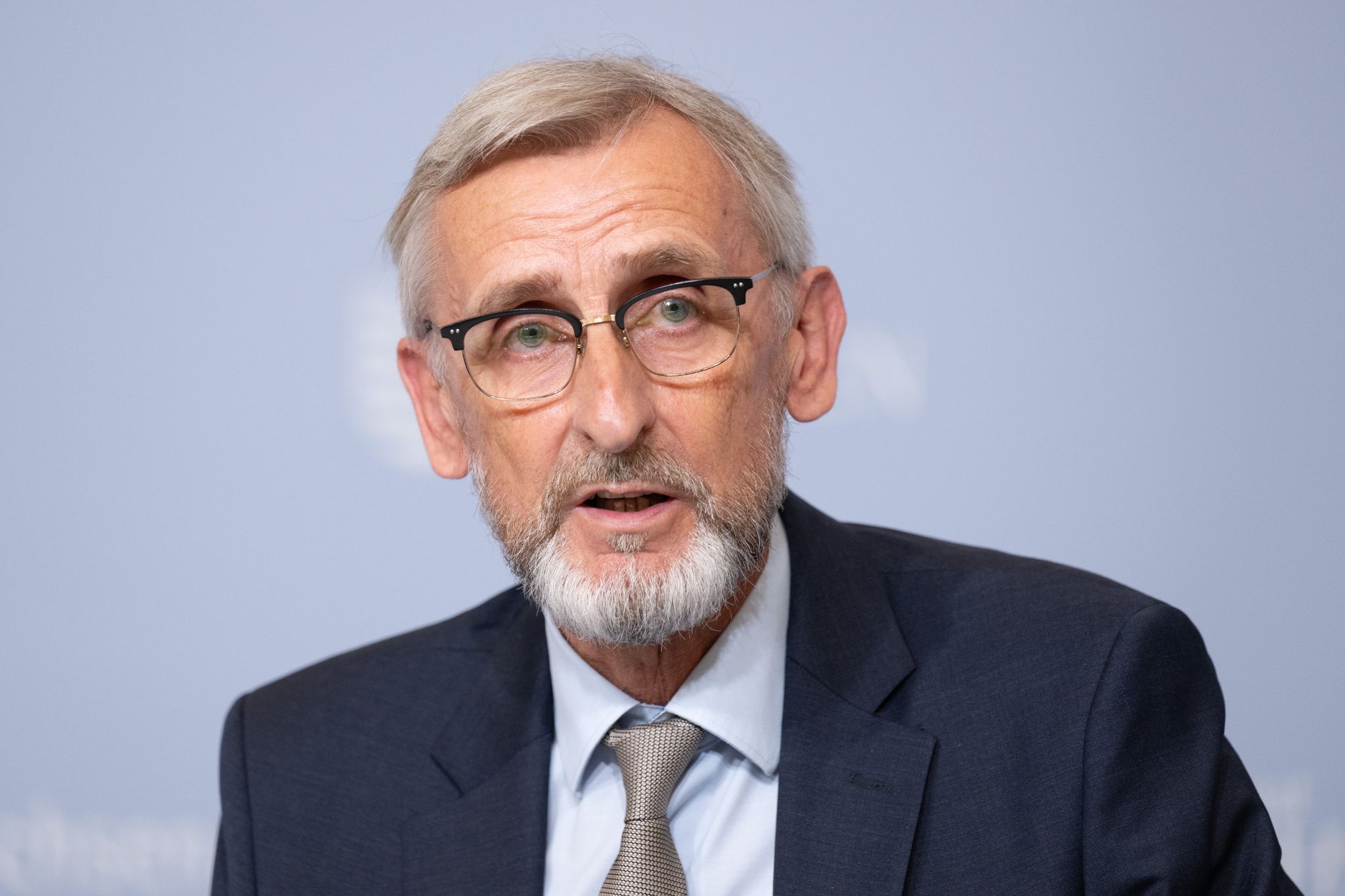 Nach AfD-Einstufung: Minister lehnt Gesinnungsprüfung ab