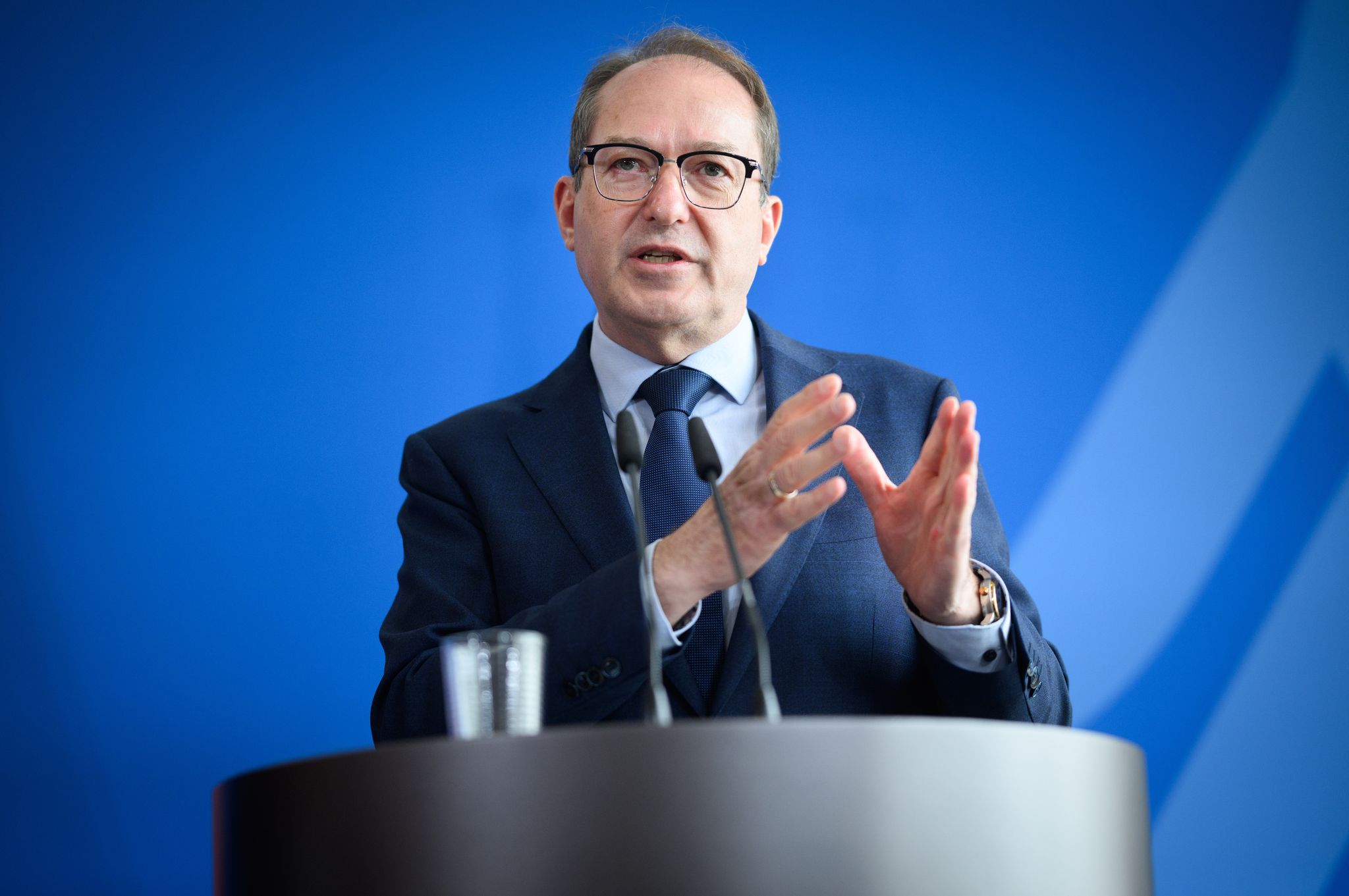 Dobrindt bringt Migrationsgesetze ins Kabinett