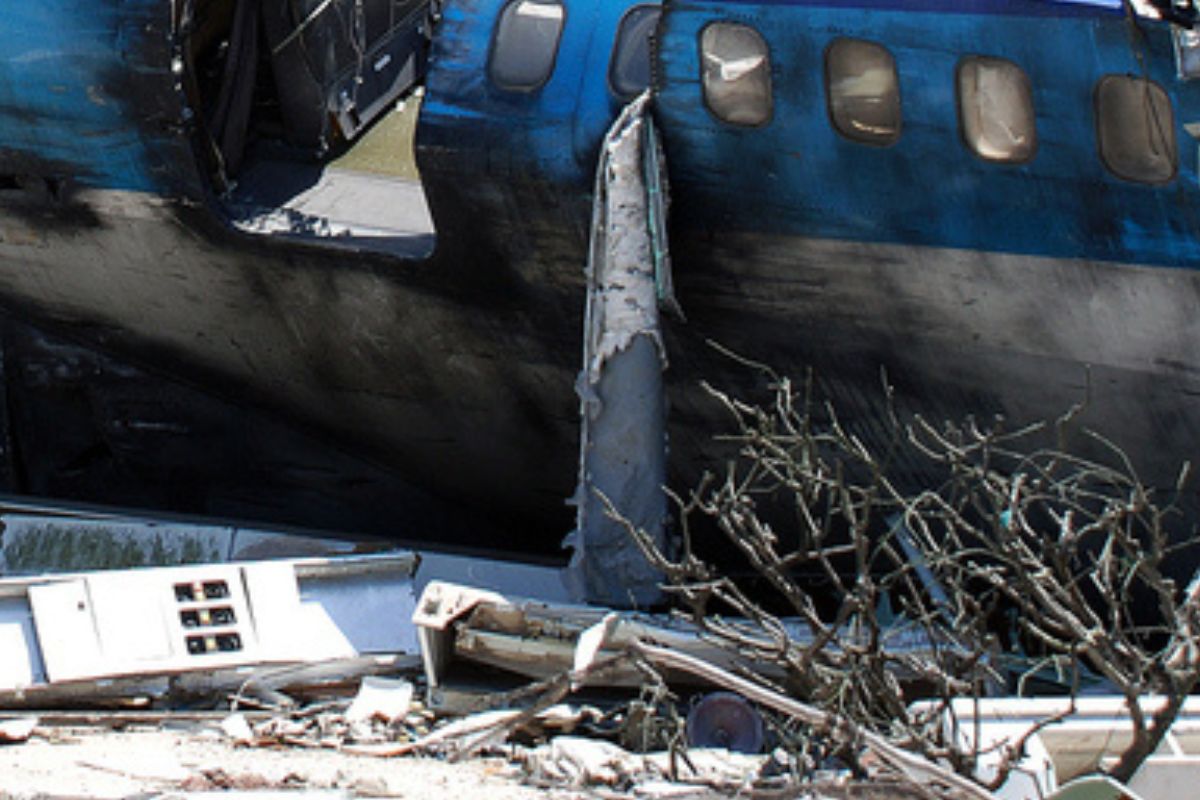 Flugzeugabsturz in Wohngebiet – Zwei Tote und ein Hund sterben im Feuer