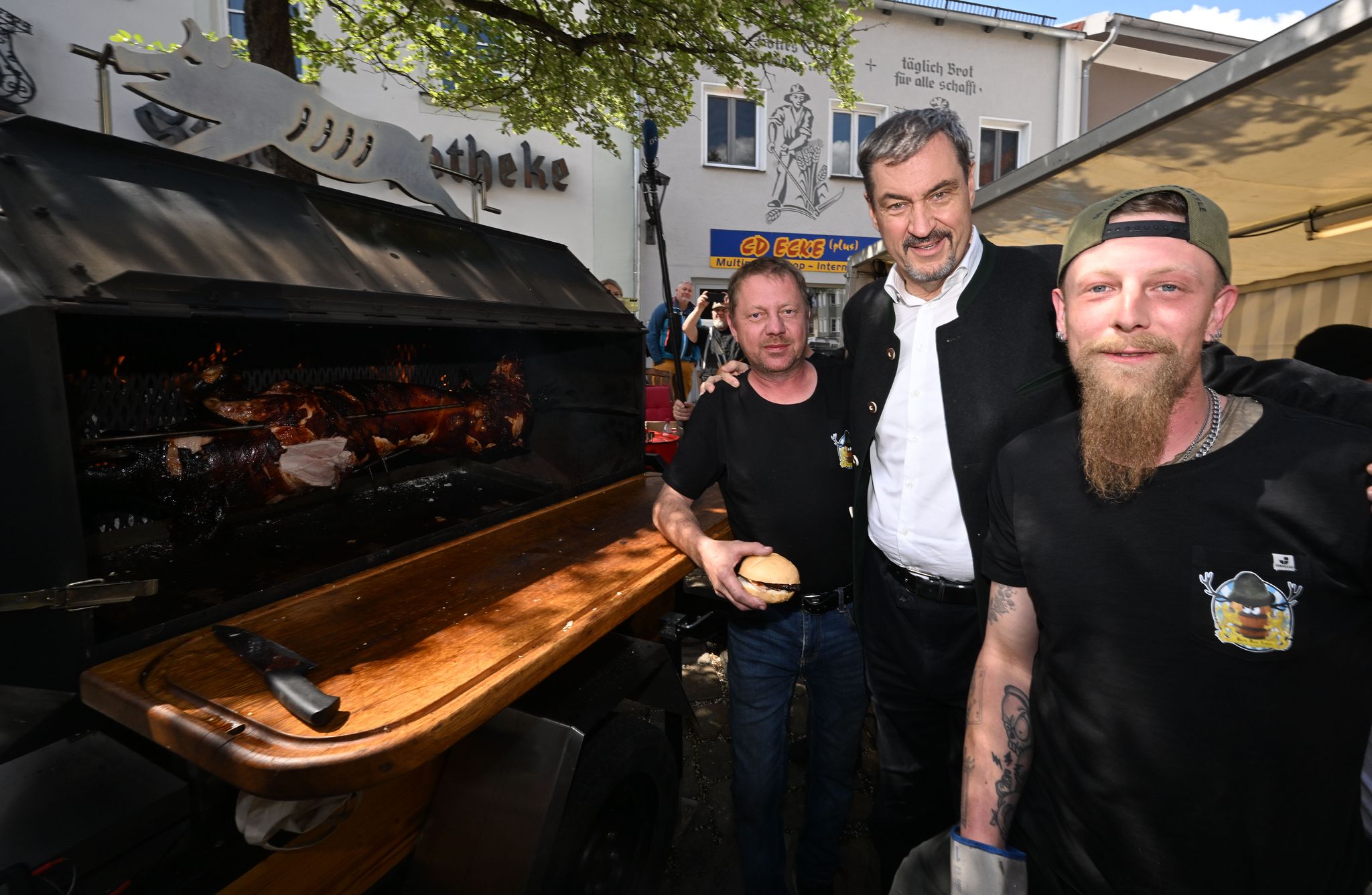 Schweine-Wettgrillen in Viechtach: Fleisch vs. Veganer, Ministerpräsident Söder vor Ort