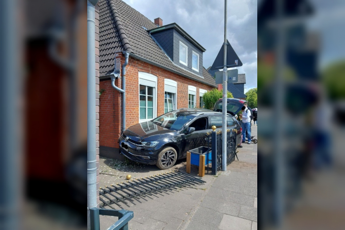 Gettorf ( Kreis Rendsburg-Eckernförde ): PKW fährt in Haus in Gettorf