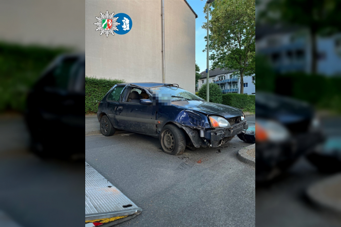 Duisburg: Auto überschlägt sich in Neuenkamp