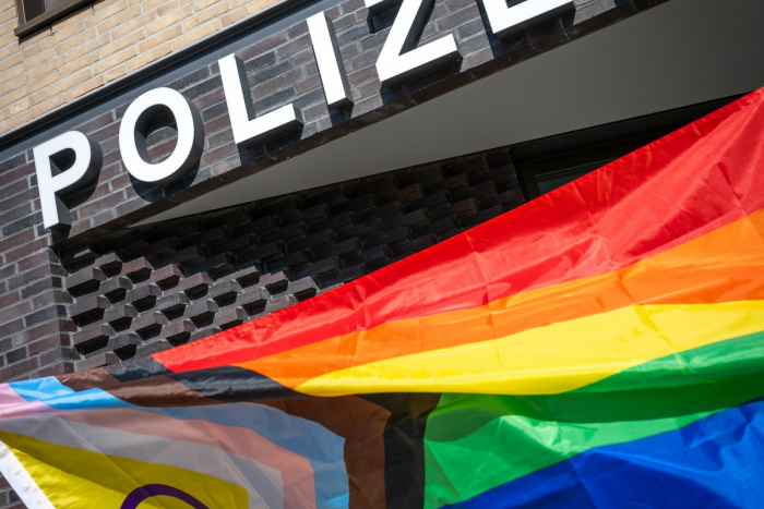 Saarbrücken: Polizei Saarland hisst Regenbogenflagge
