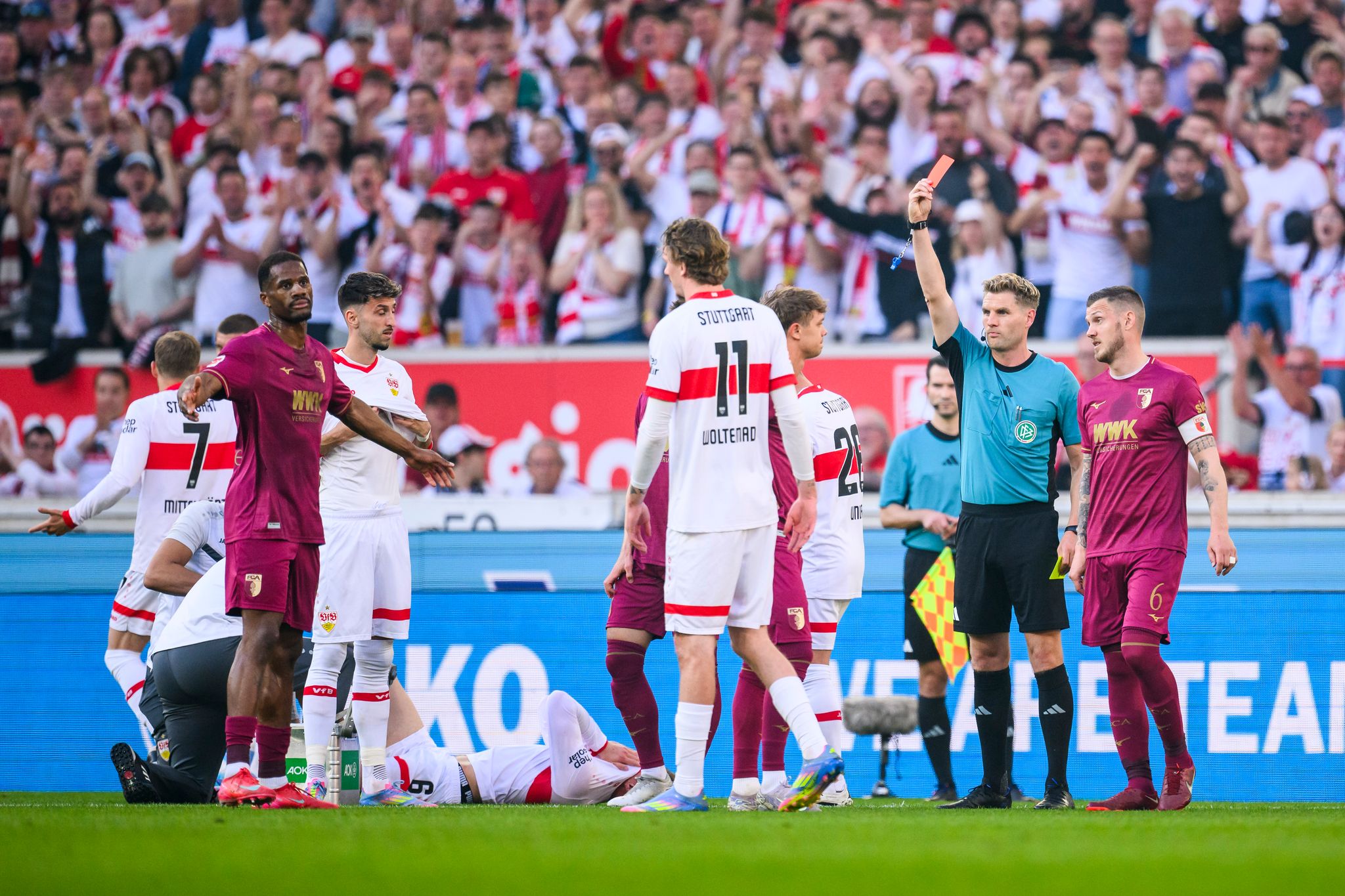 Stuttgart gewinnt 4:0 gegen Augsburg, Stiller verletzt ausgewechselt