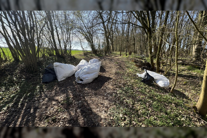 Breitenfelde: Abfallentsorgung auf Feldweg, Polizei sucht Zeugen