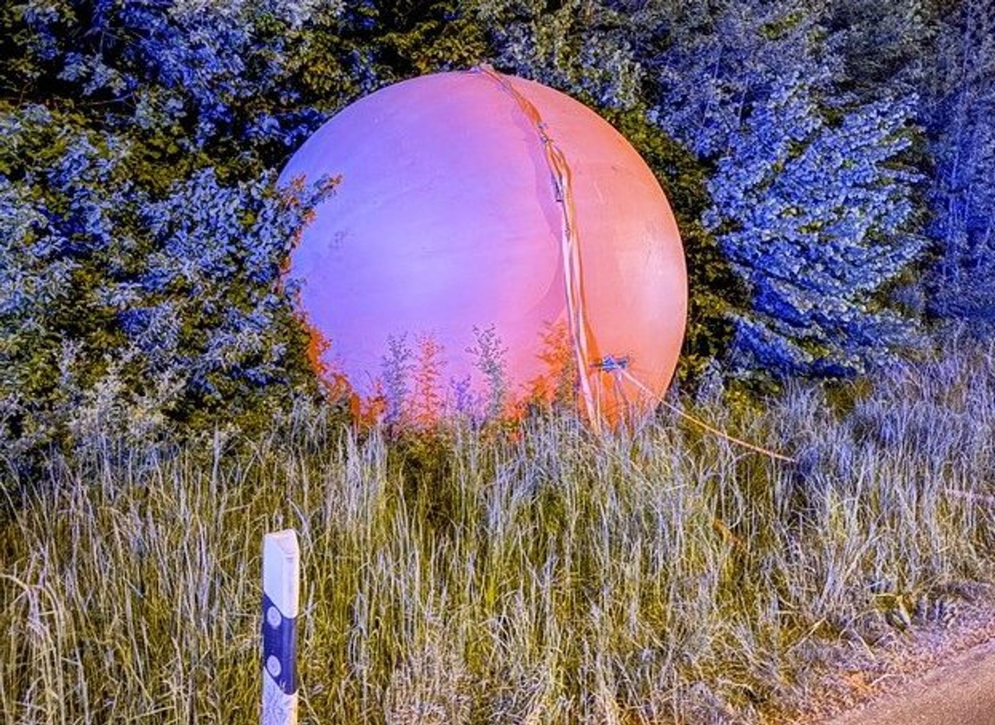 Zwei Tonnen schwere Kugel von Kunstwerk rollt über Straße