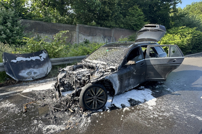 Essen: Autobrand auf A40