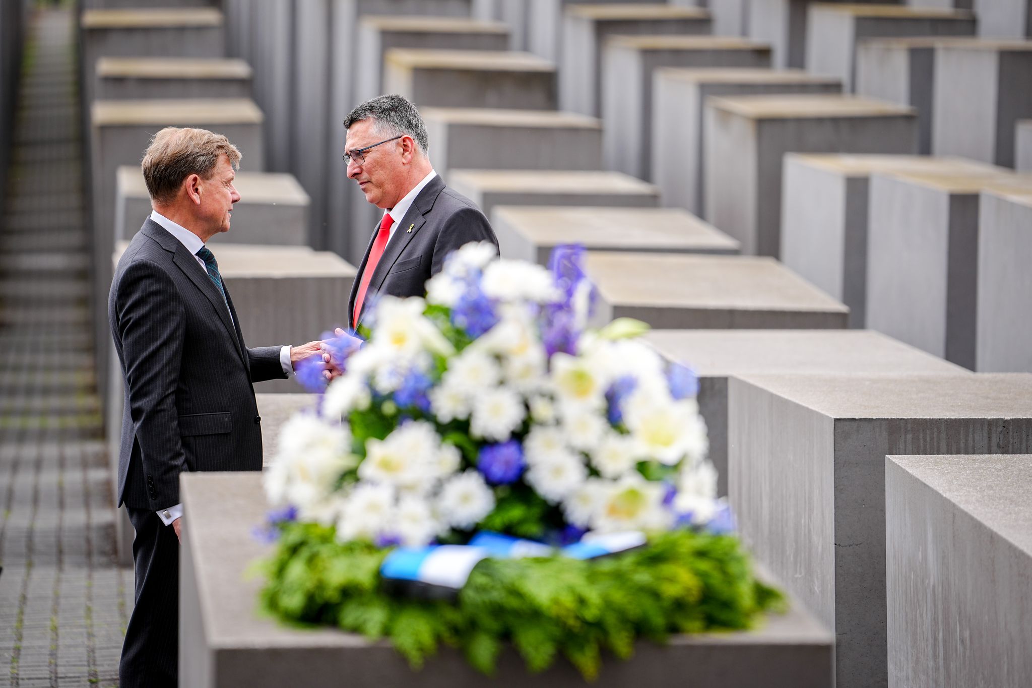 Wadephul und Saar gedenken der Holocaust-Opfer