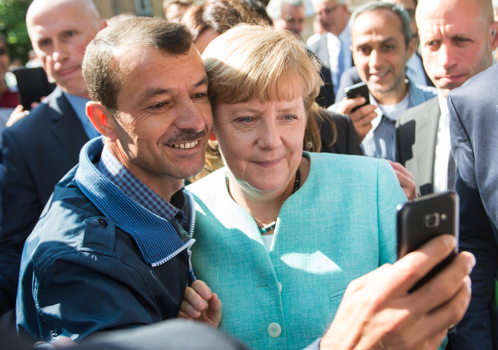 Merkel mit Geflüchteten am Tisch – zehn Jahre nach 2015