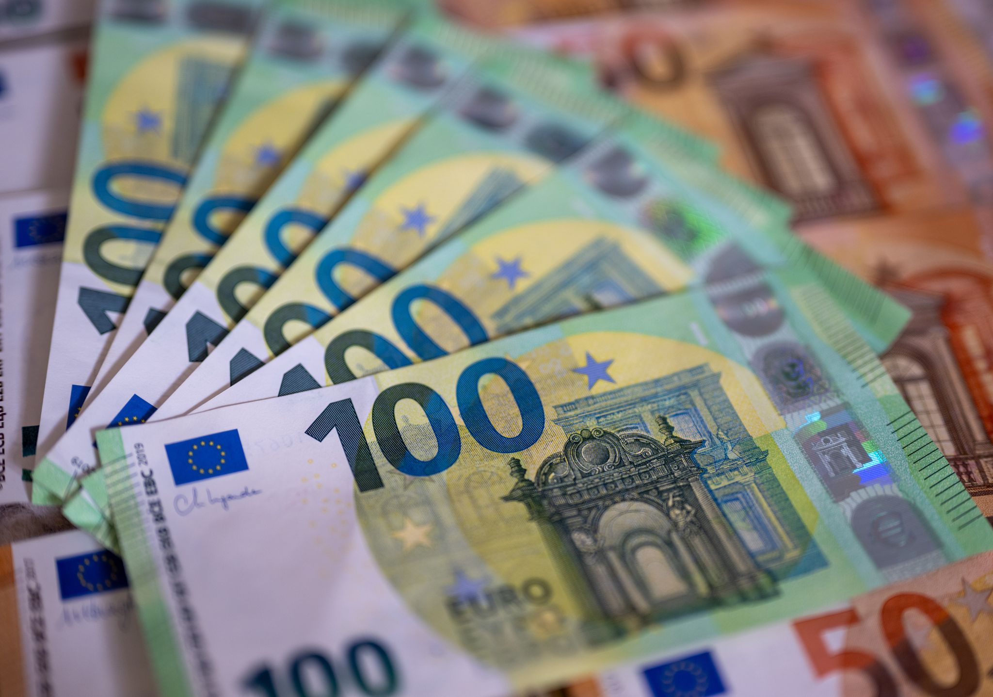 Warum mehr Bargeld im Umlauf ist, wenn immer weniger Menschen es nutzen