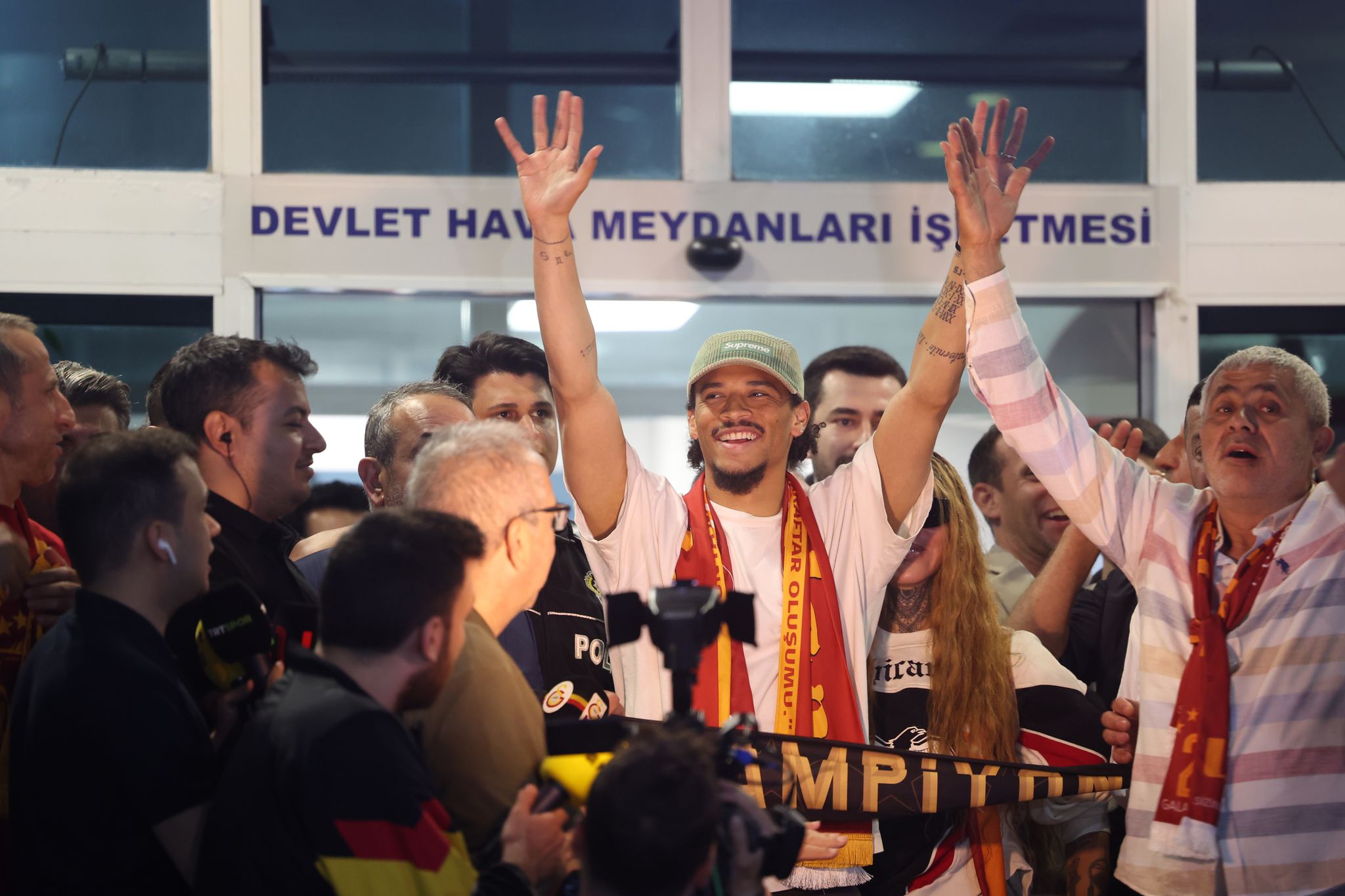 Leroy Sané von Galatasaray-Fans in Istanbul empfangen
