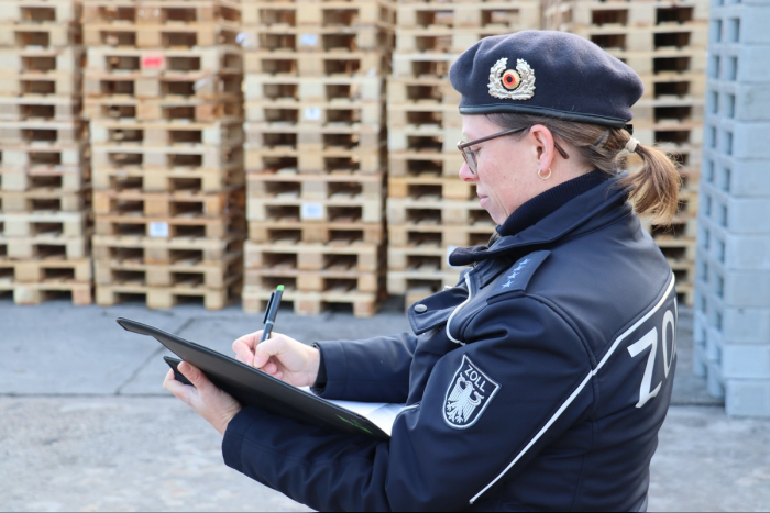 Leipzig: Finanzkontrolle Schwarzarbeit auf Baustellen in Dresden