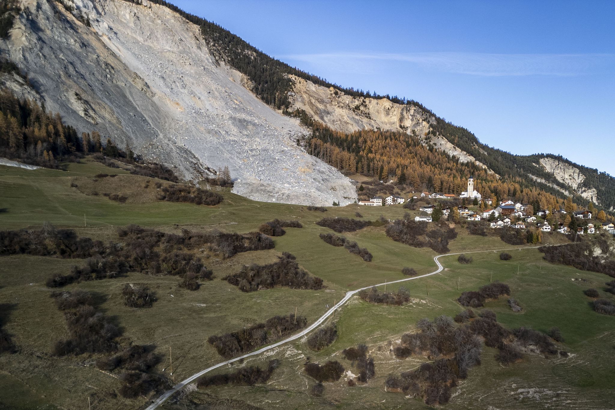 Geröll in Bewegung: Gefahr für Schweizer Dorf Brienz wächst