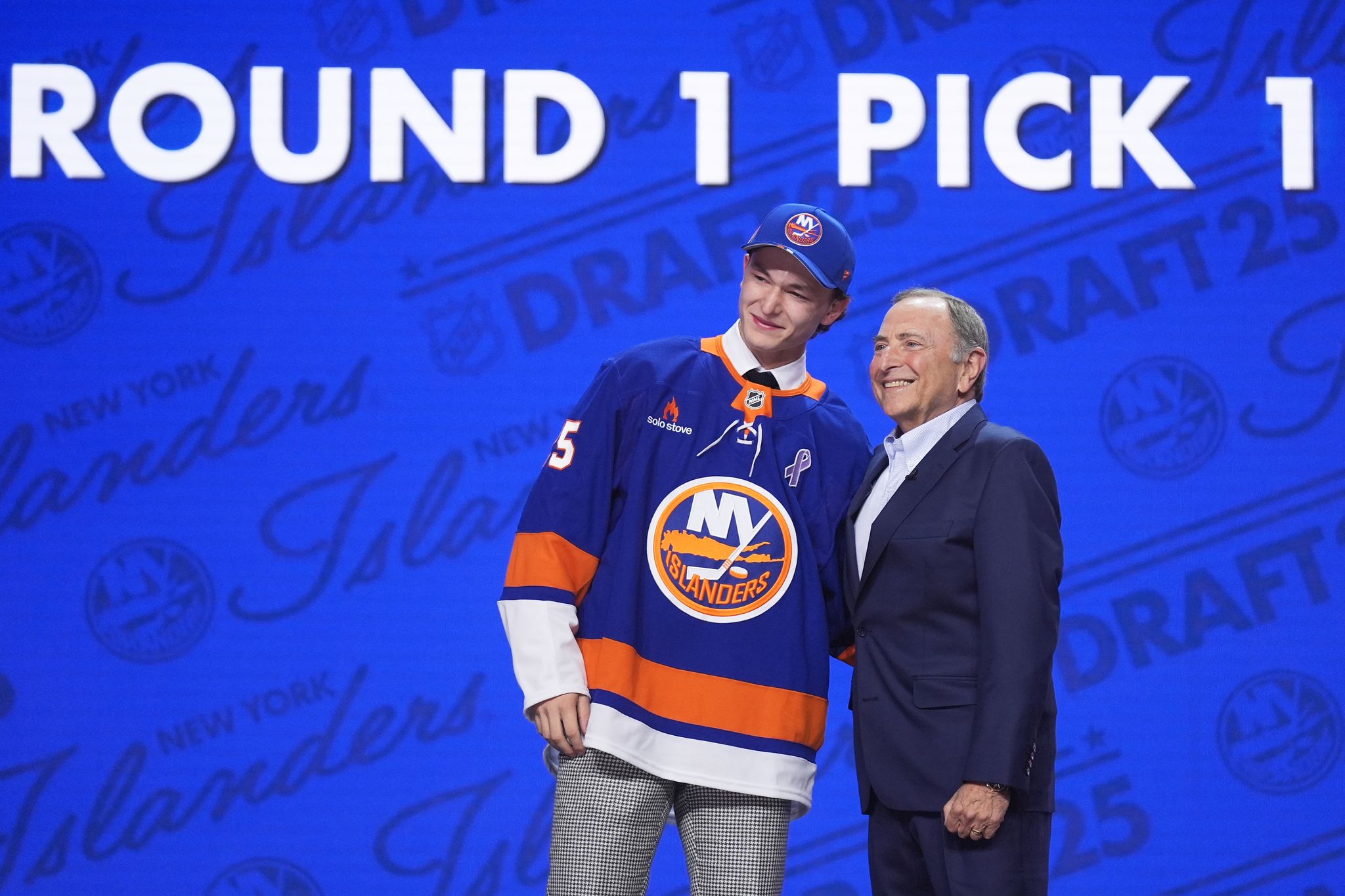 17-jähriger Verteidiger als Erster im NHL-Draft ausgewählt