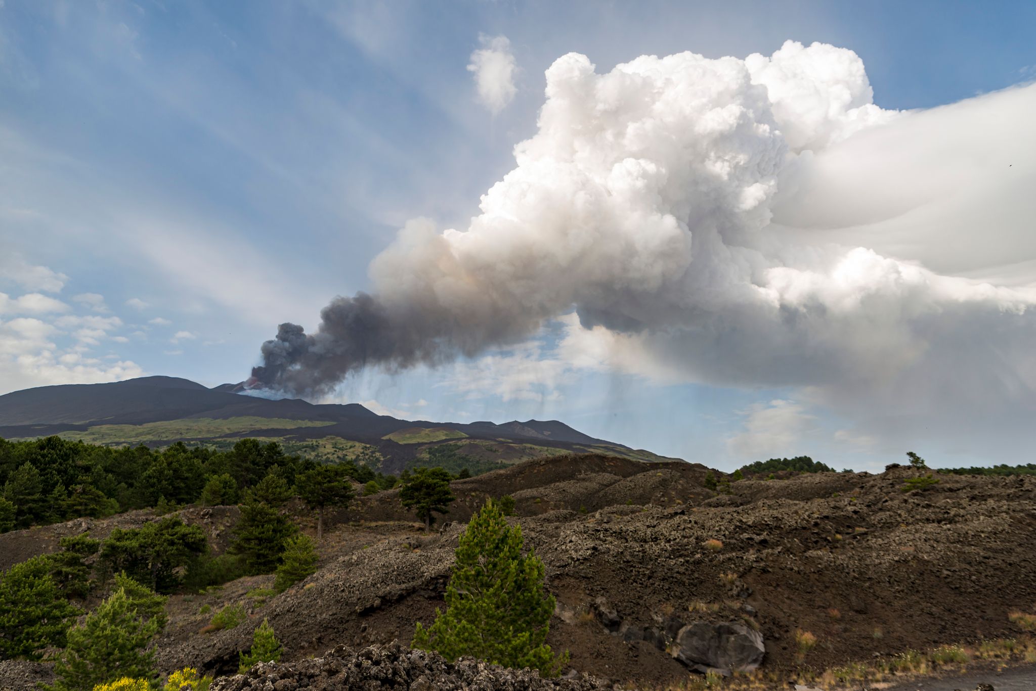 Ätna spuckt eine Lavafontäne – Flugverkehr unbeeinträchtigt