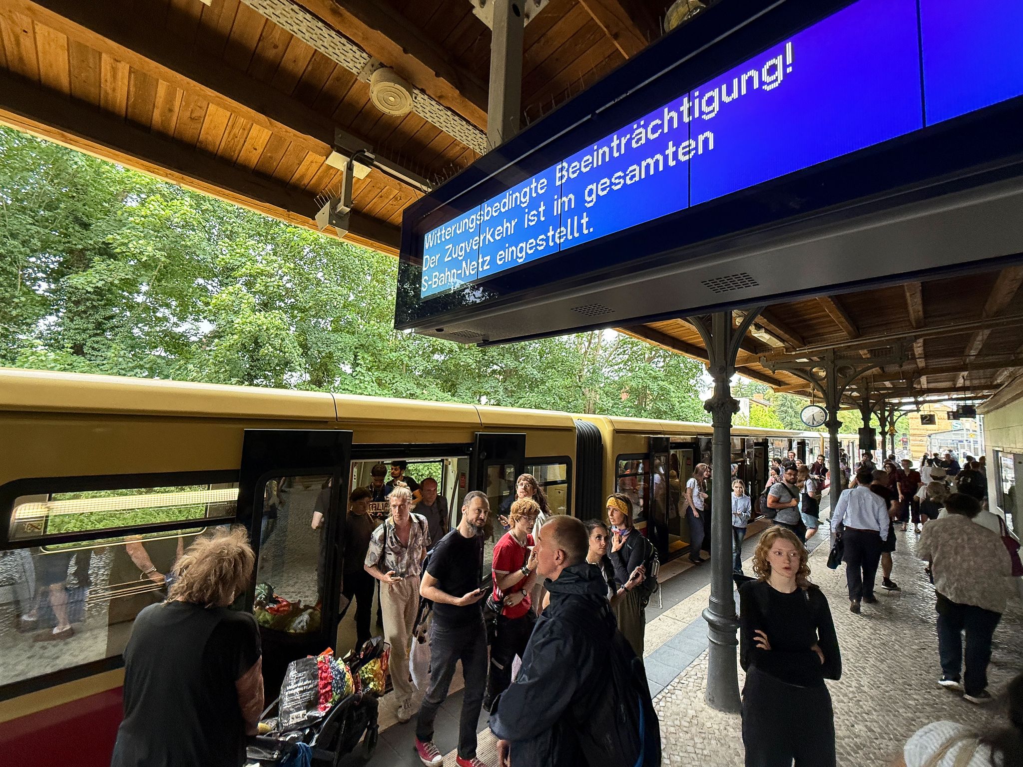 Sturmböen legen Bahnstrecke Berlin-Hamburg lahm