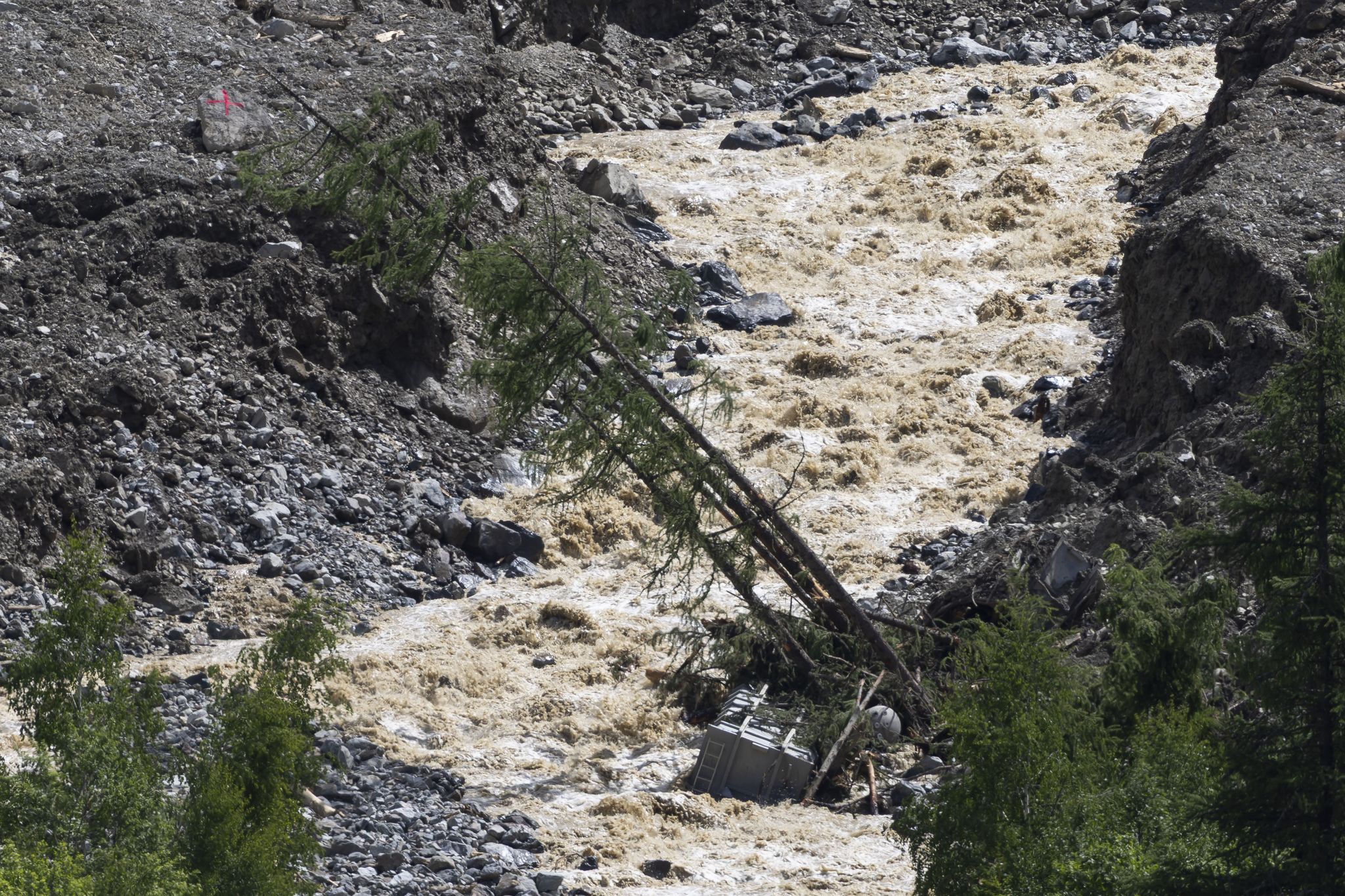 Schweiz: Eislawine bedroht Dorf Blatten, Suche nach Schäfer wieder aufgenommen