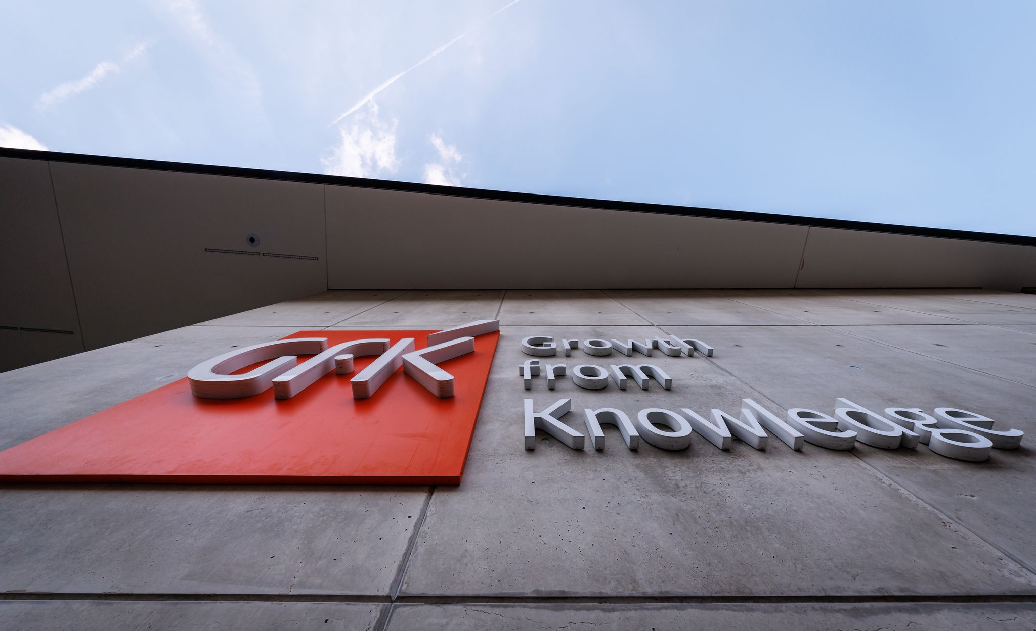 Verunsicherte Verbraucher legen ihr Geld auf die hohe Kante