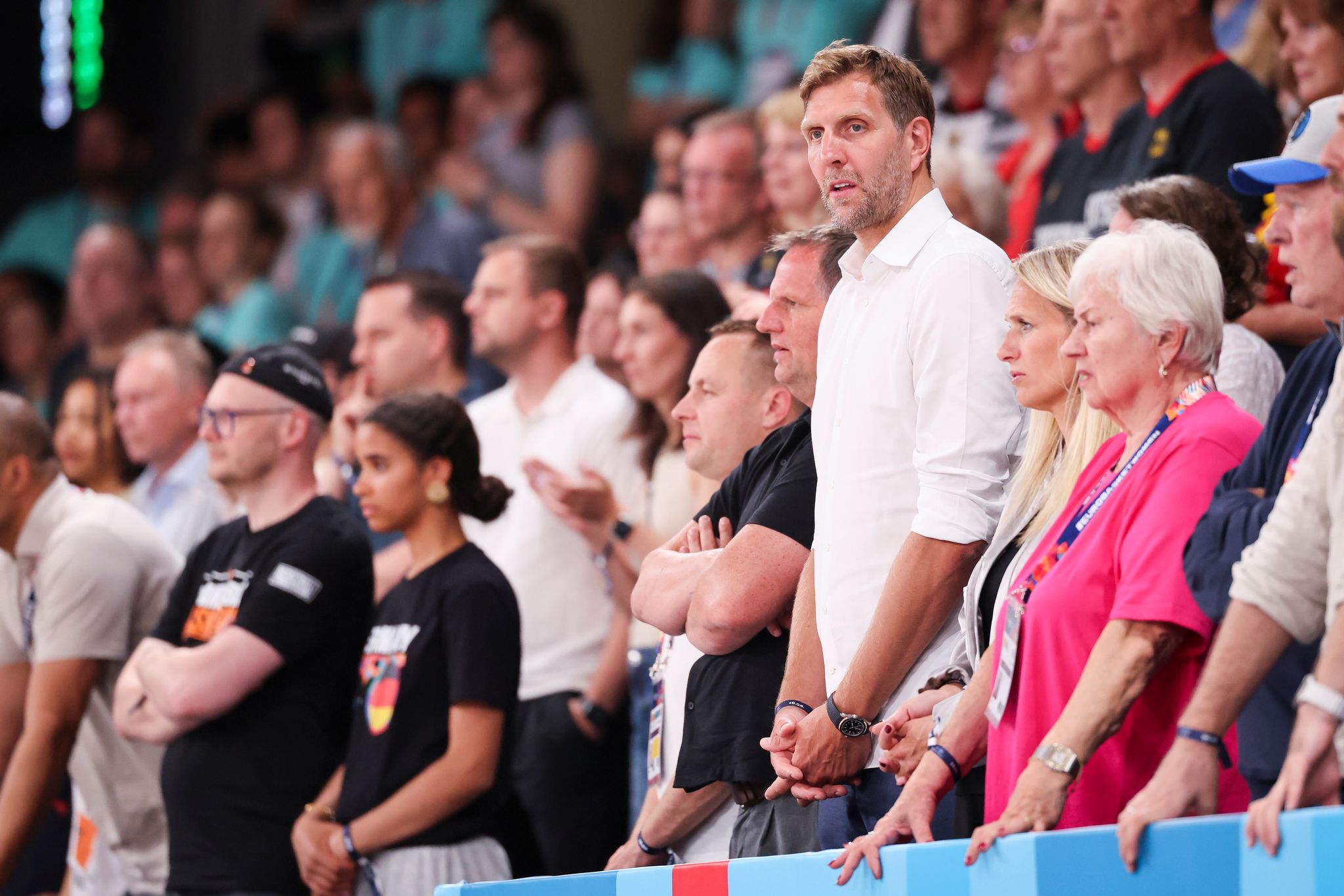 Deutschlands Basketballerinnen feiern EM-Sieg gegen Schweden und beschenken Nowitzki