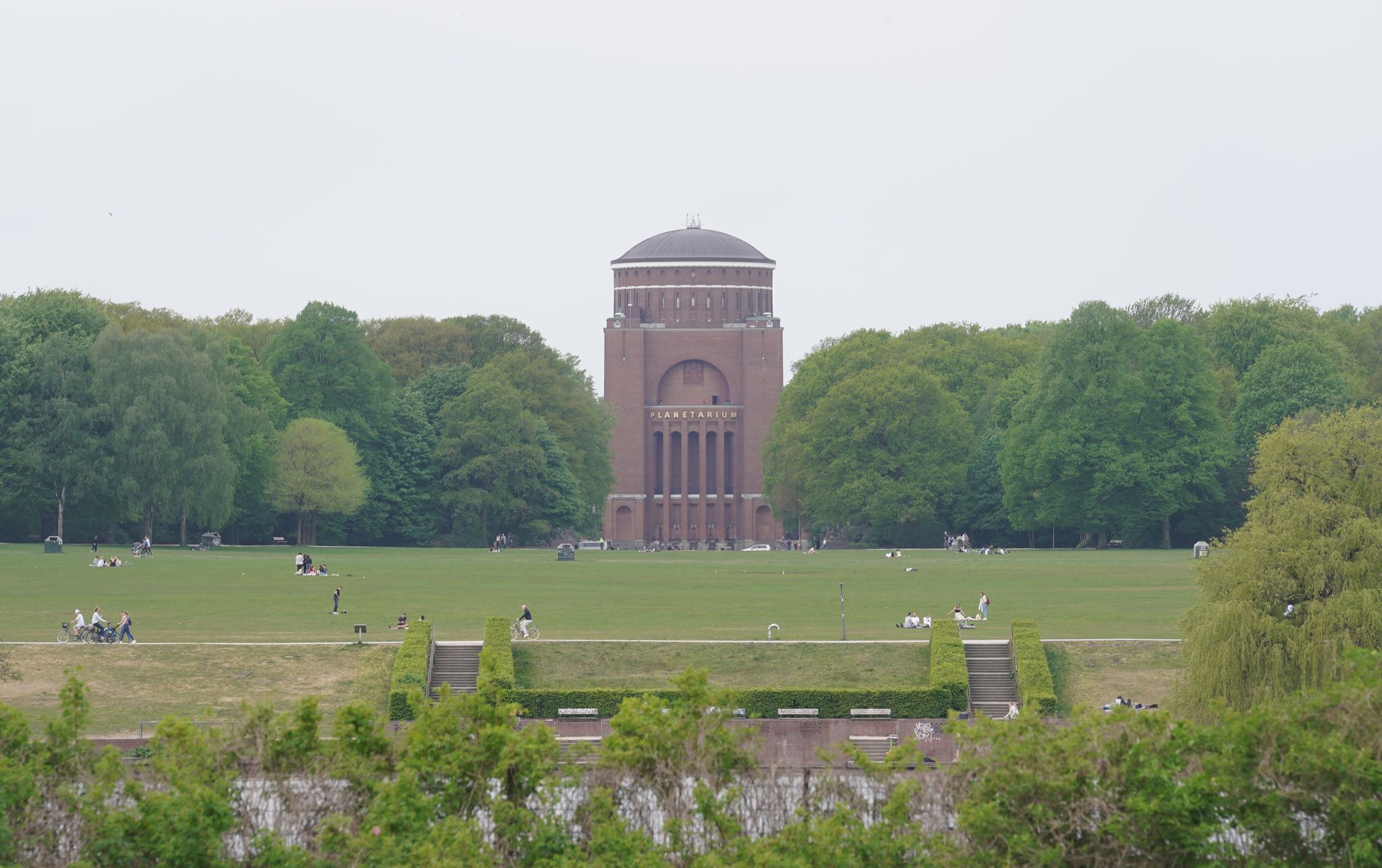 Streit unter Jugendlichen eskaliert: 17-Jähriger lebensbedrohlich verletzt in Hamburger Stadtpark