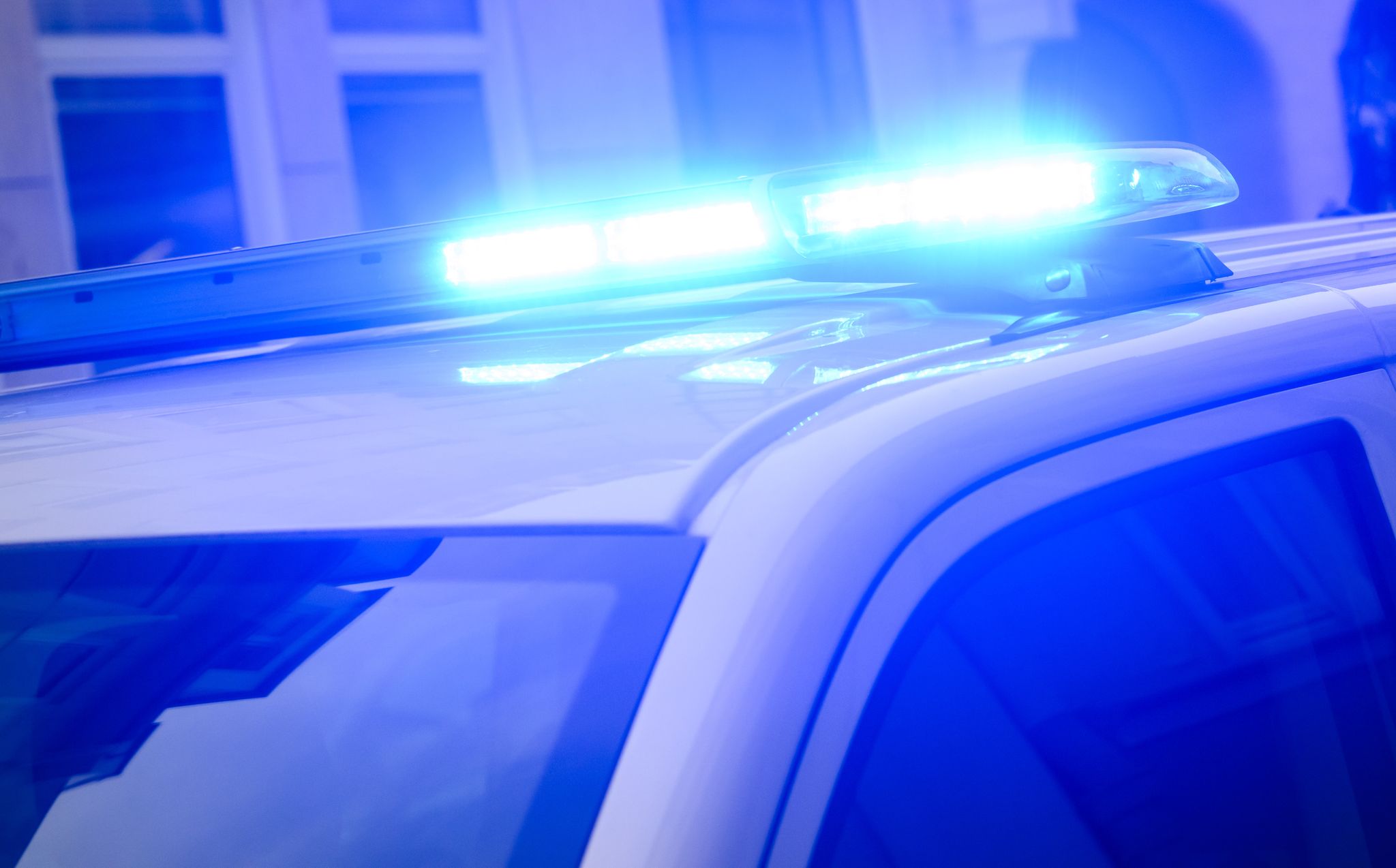 Auto fährt in Menschengruppe – fünf Verletzte