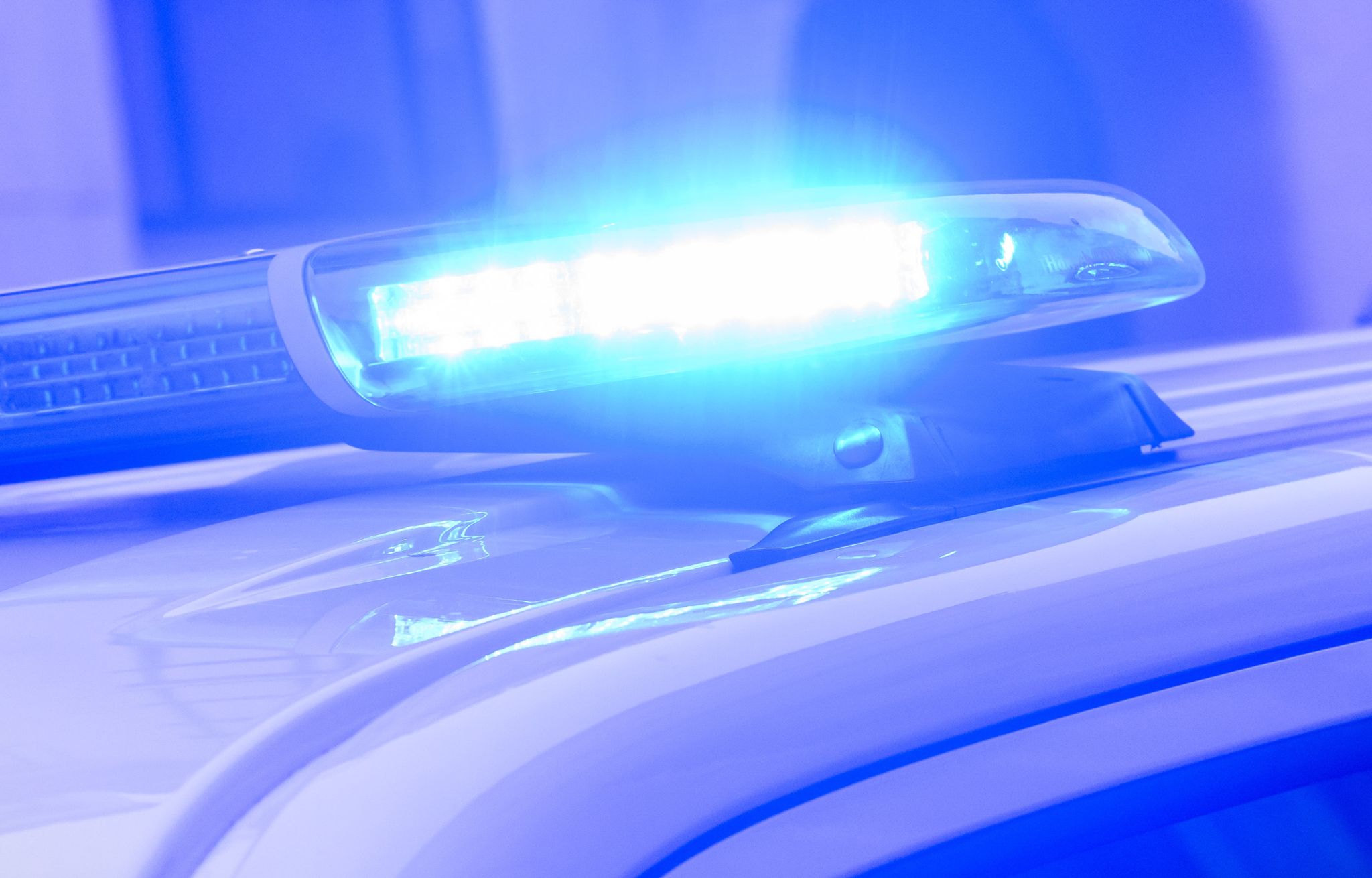 Mann fährt auf Beamtinnen zu – Polizei schießt