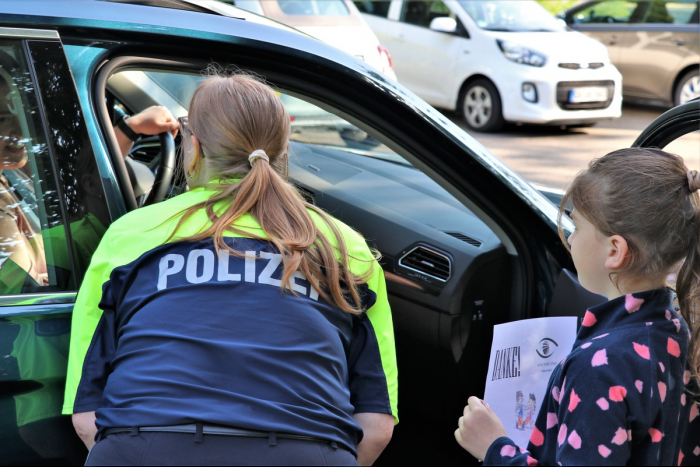 Verkehrsaktion: Schulkinder verteilen Dank- und Denkzettel an Autofahrer