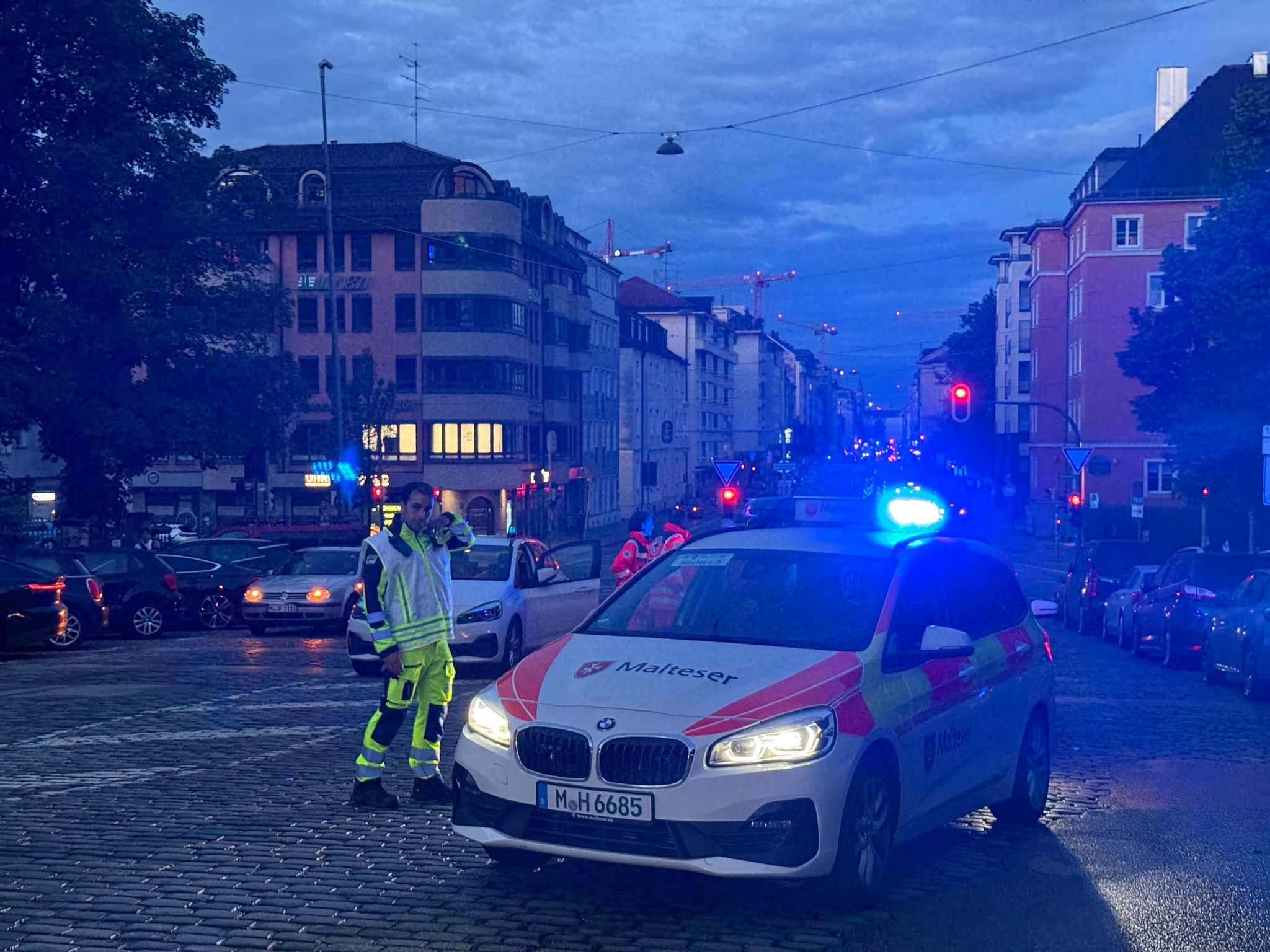Frau sticht auf Passanten ein – Polizei erschießt sie