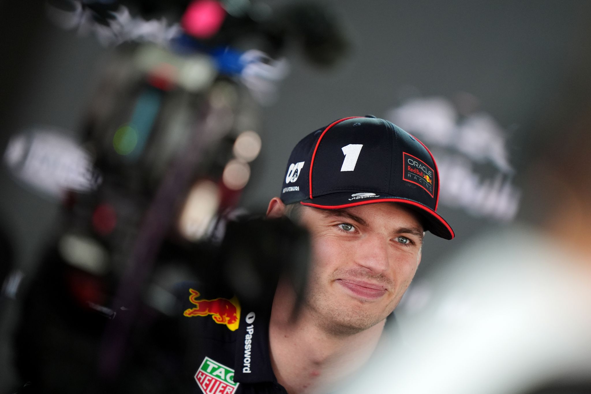 Verstappen verpatzt Rennen in Barcelona, Strafe nach Kollision mit Russell