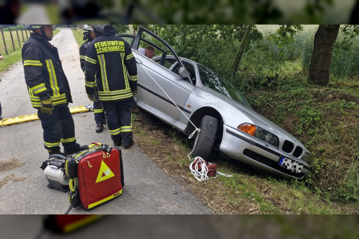 Schermbeck: Auto im Graben