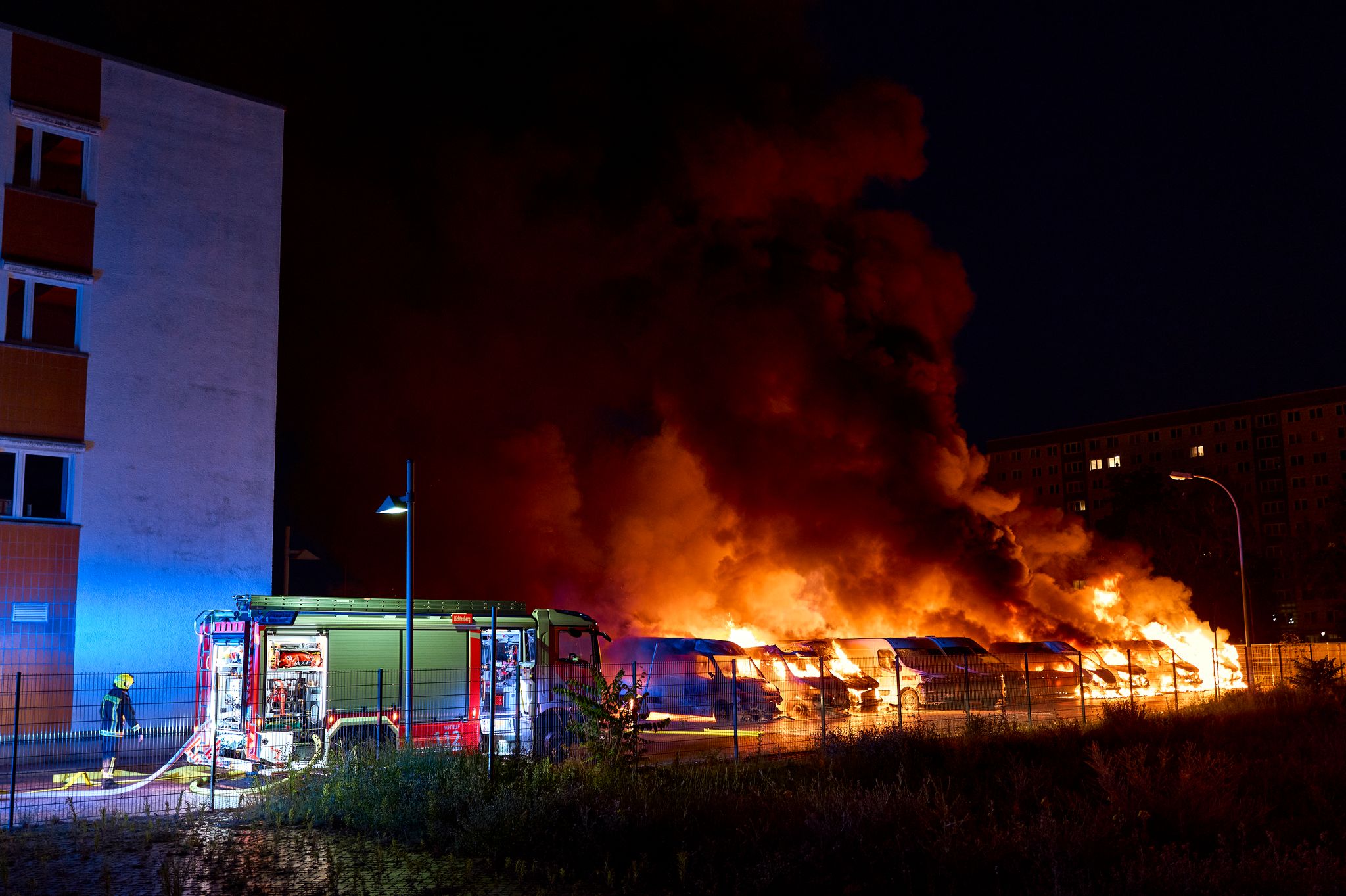 Brandanschlag in Berlin: 35 Transporter in Flammen