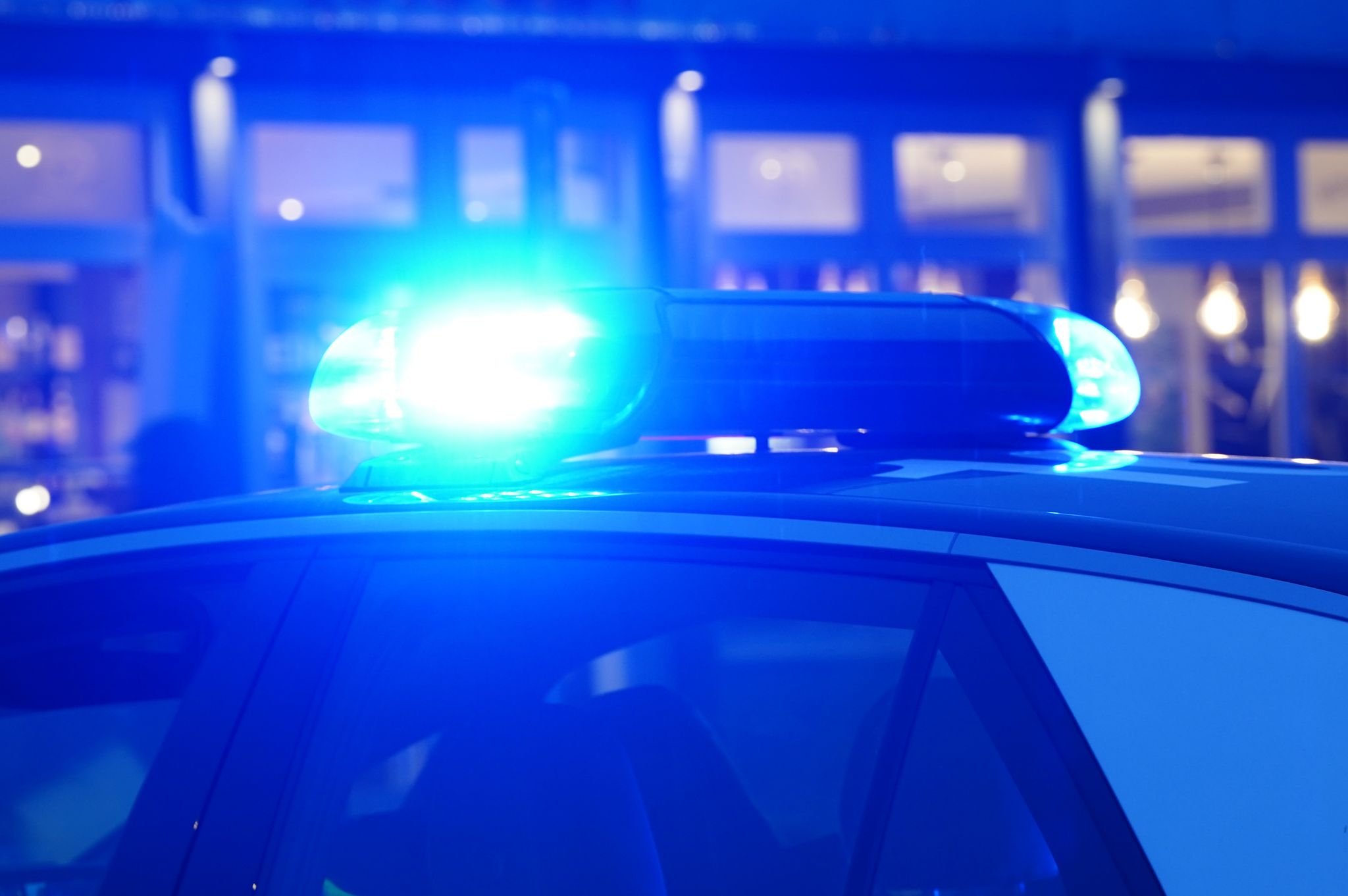 Autofahrer verliert vor Eisdiele Kontrolle – fünf Verletzte