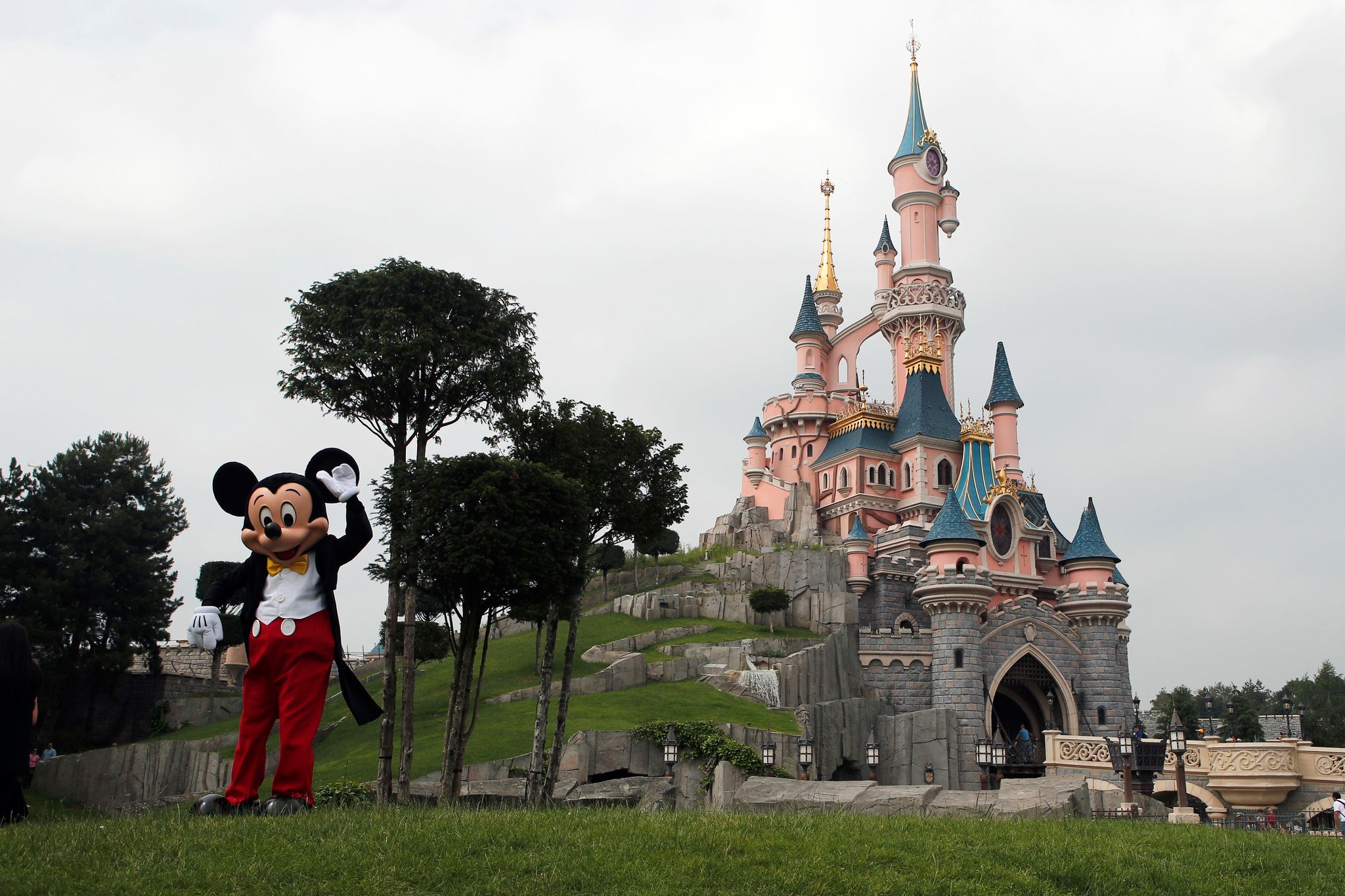 Ermittlung nach vorgetäuschter Kinderhochzeit in Disneyland