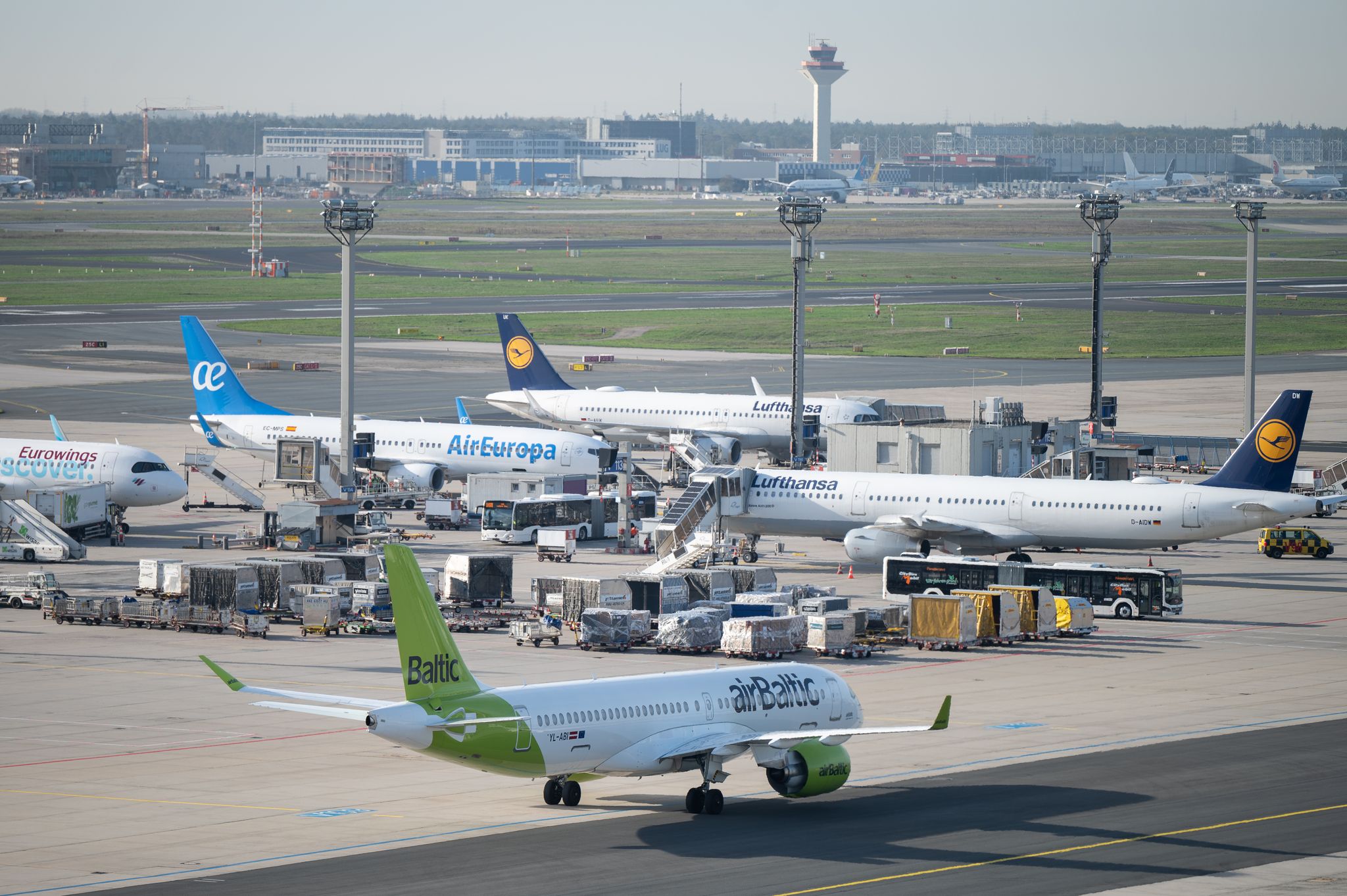 Kartellamt: Lufthansa darf bei Air Baltic einsteigen